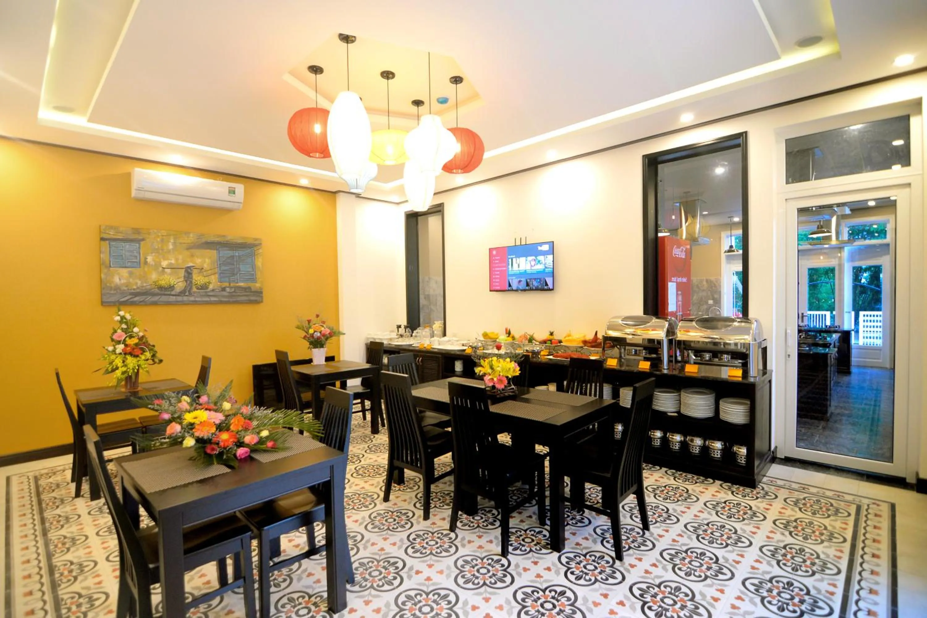 Restaurant/places to eat in Golden Bell Backpacker Hotel & Pool Bar