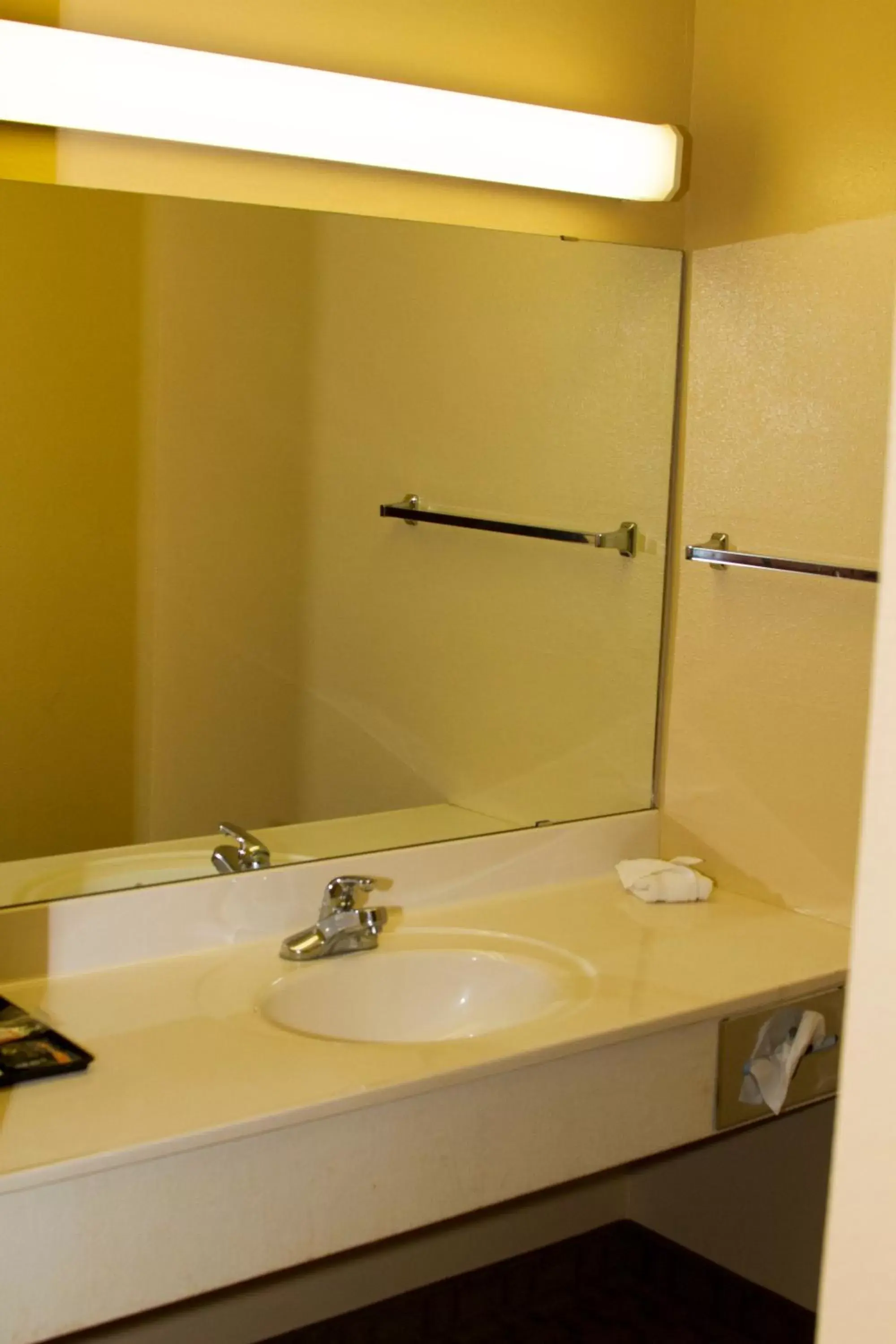 Bathroom in Cottonwood Inn & Suites