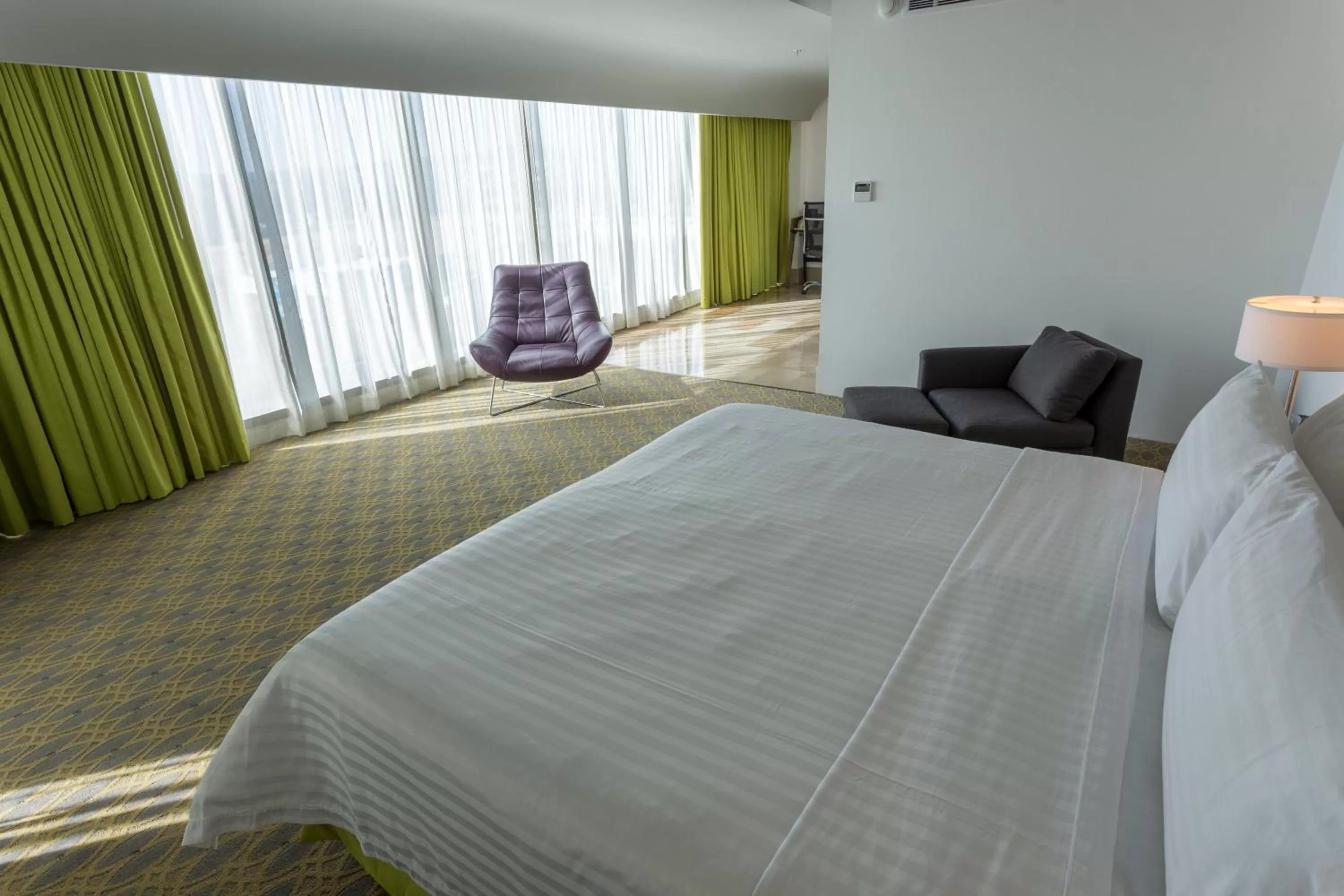 Photo of the whole room, Bed in Holiday Inn Queretaro Zona Krystal by IHG