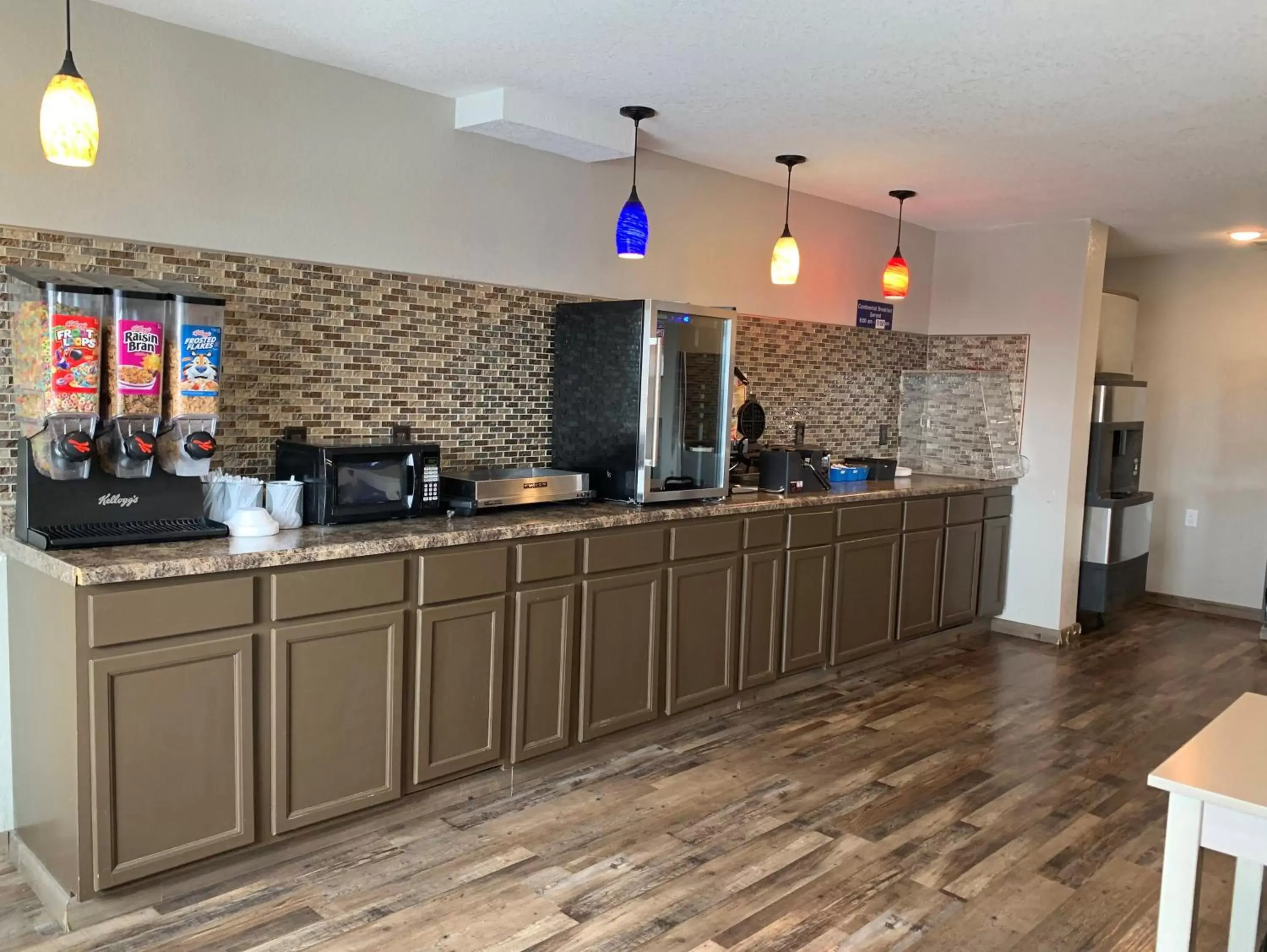 Kitchen/Kitchenette in Microtel Inn & Suites by Wyndham Fond Du Lac