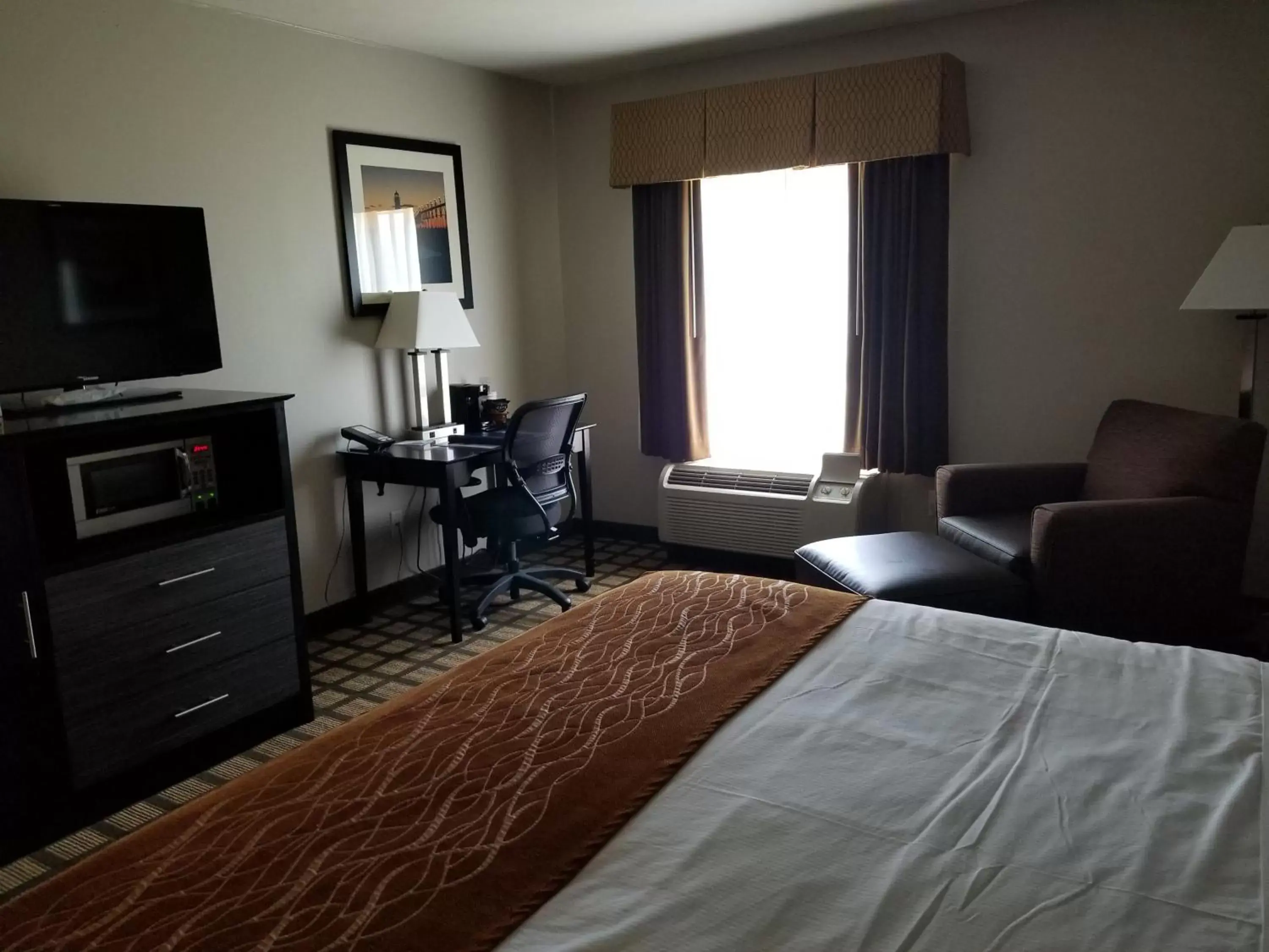 Photo of the whole room, TV/Entertainment Center in Best Western Beacon Inn