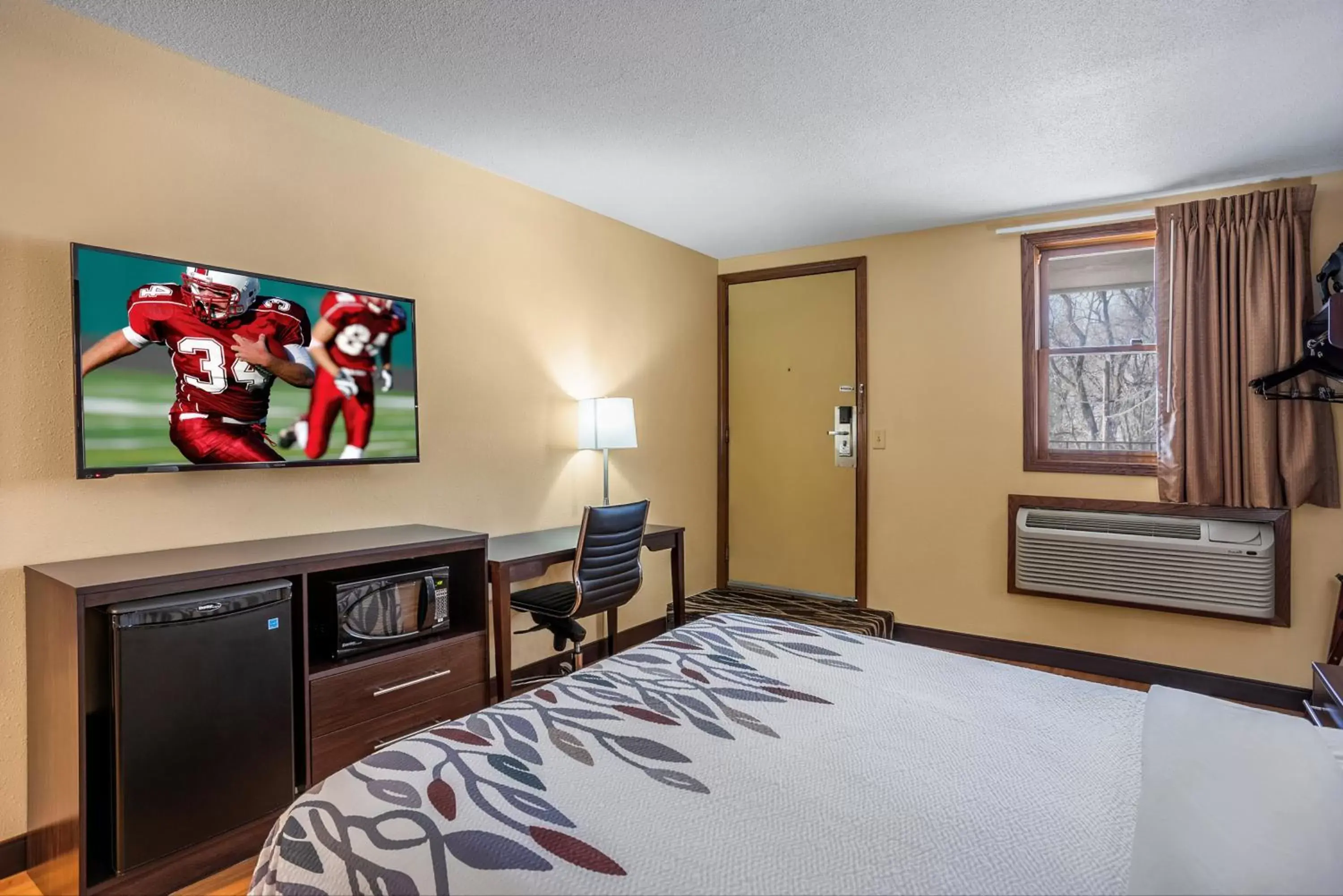 Photo of the whole room, Bed in Red Roof Inn Des Moines