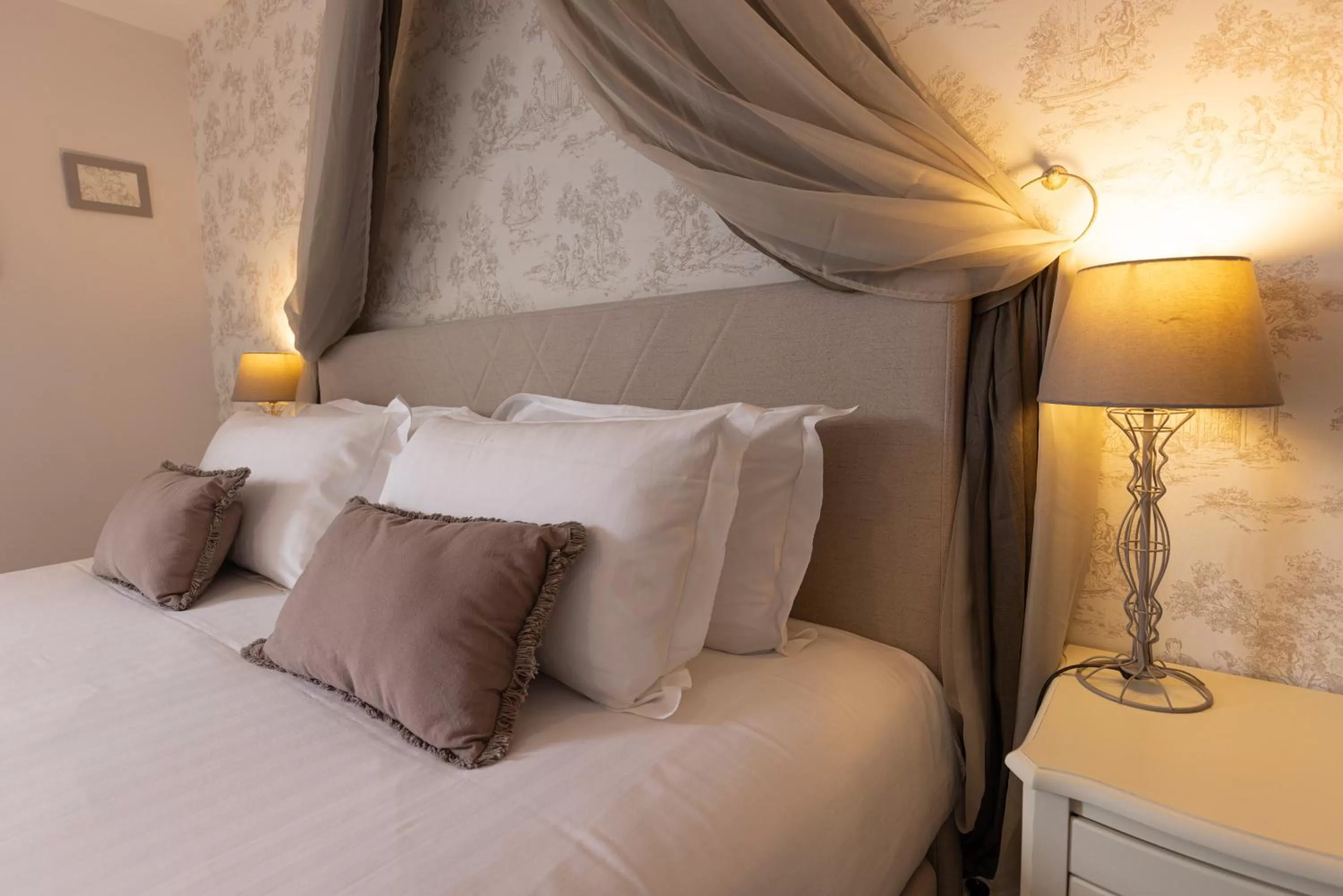 Bed in Hôtel-Restaurant des Augustins