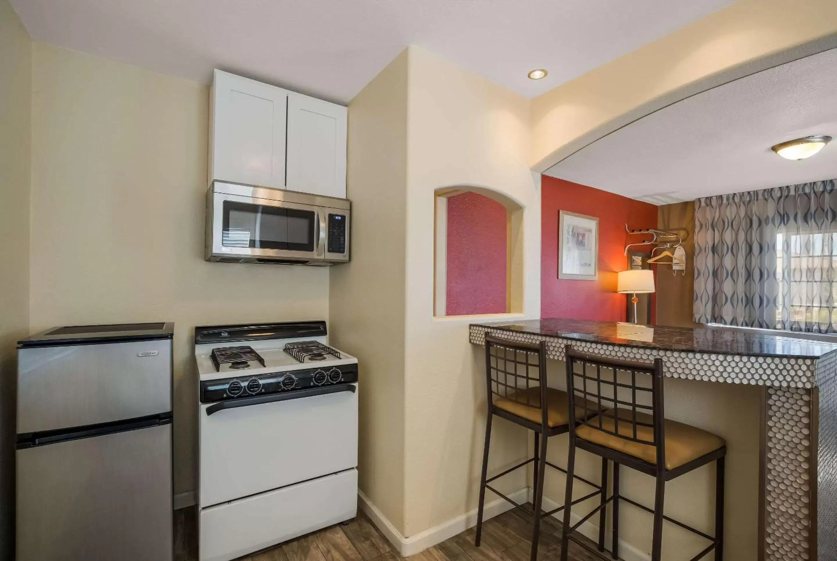 Kitchen or kitchenette, Kitchen/Kitchenette in Rodeway Inn near Coachella