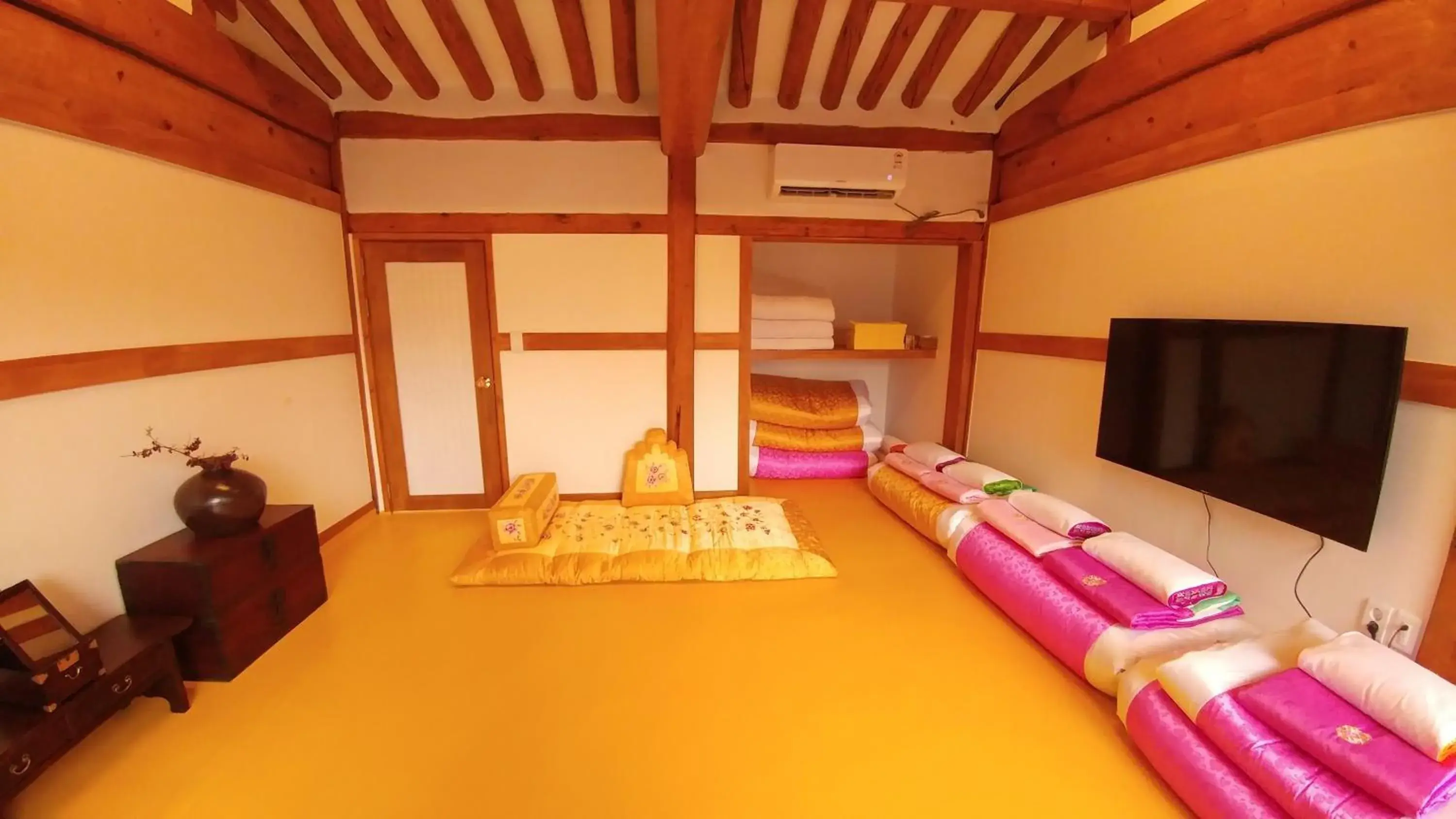 Photo of the whole room in Bukchon Sosunjae Hanok Guesthouse