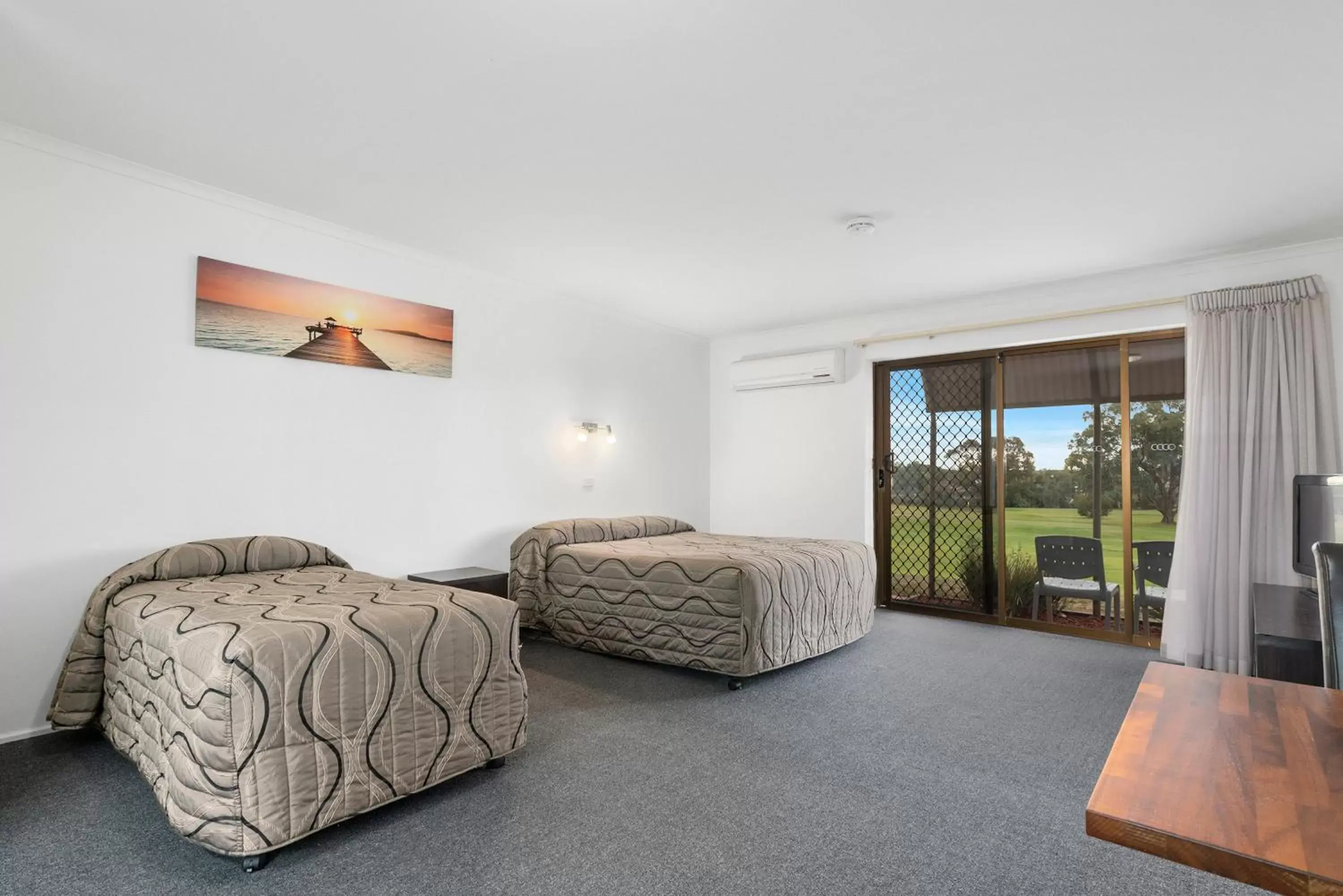 Bed in Comfort Inn & Suites Riverland