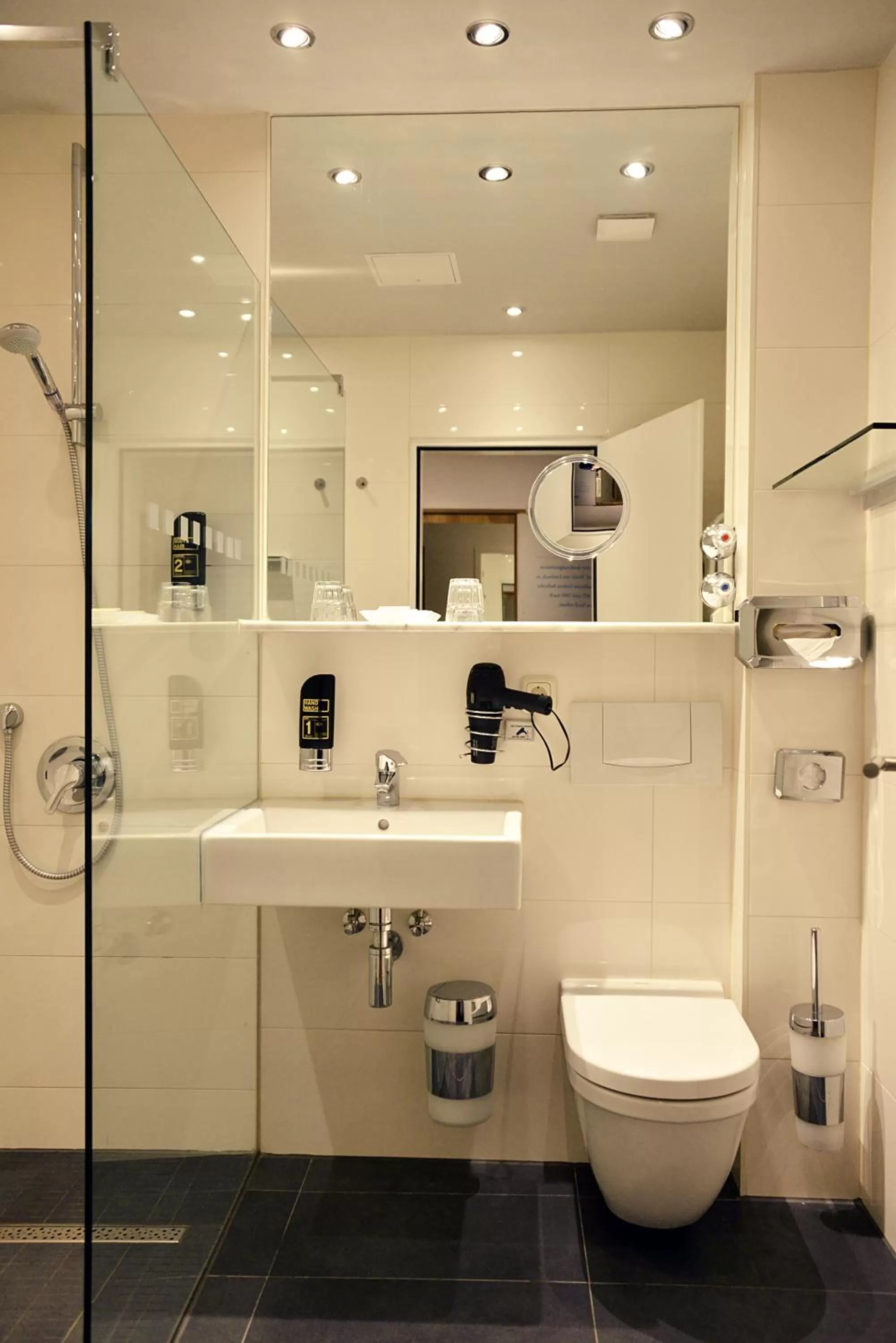 Shower in Arthotel Munich