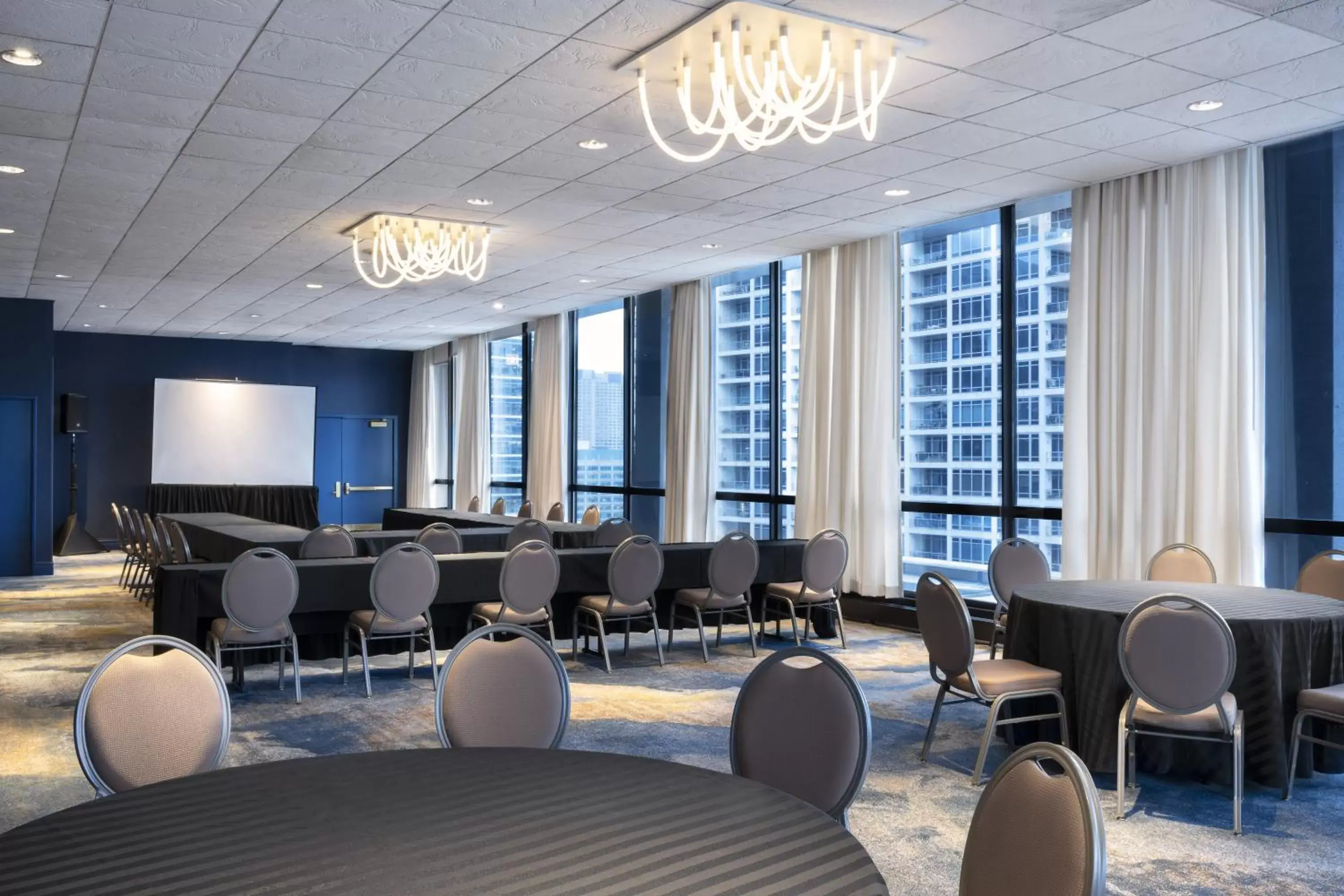 Meeting/conference room in voco - Chicago Downtown, an IHG Hotel