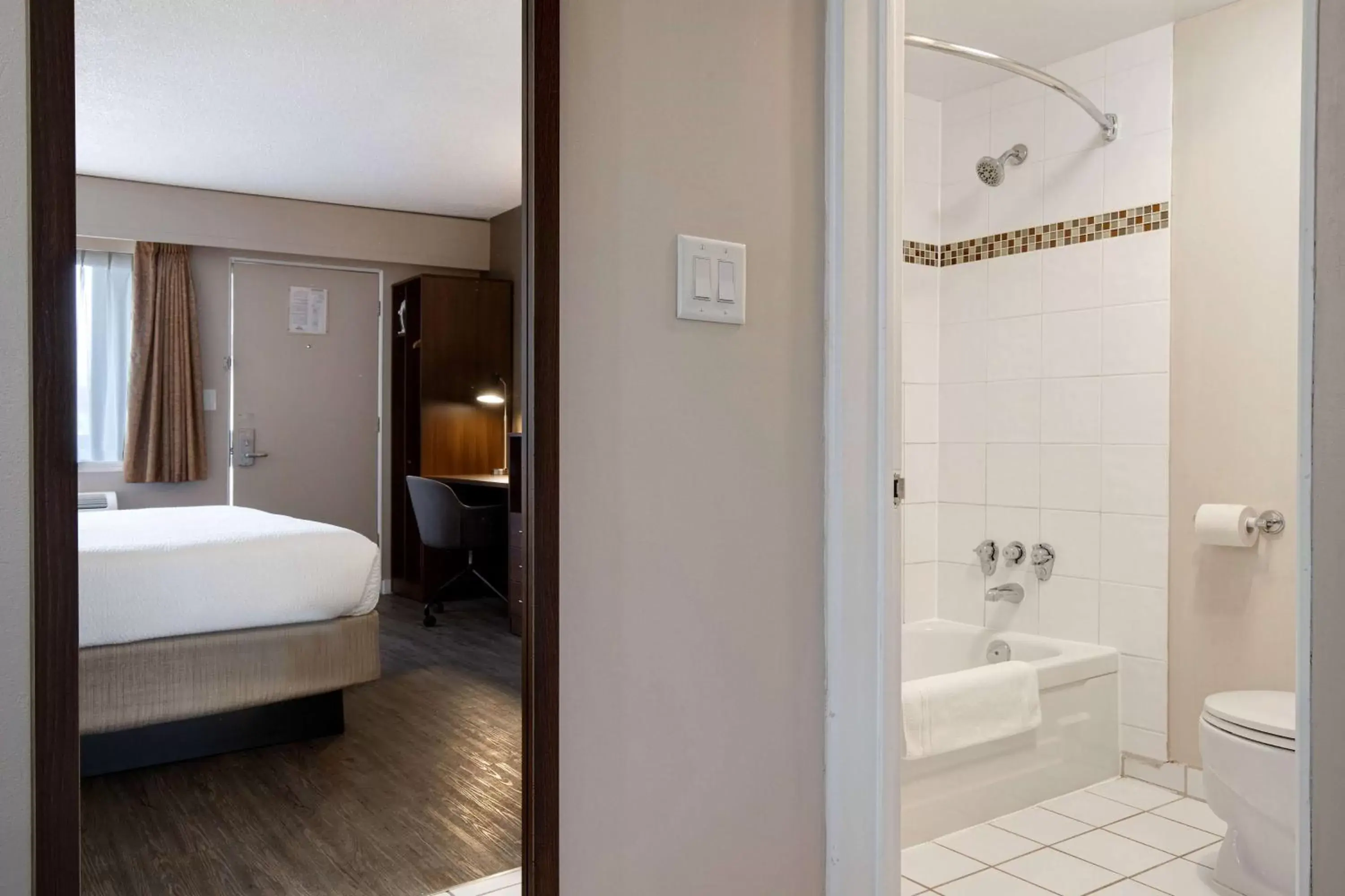 Photo of the whole room, Bathroom in Days Inn by Wyndham Victoria Uptown