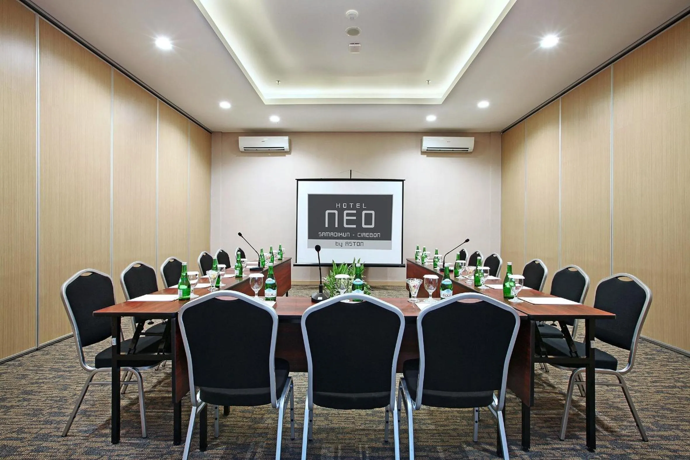 Meeting/conference room in Hotel NEO Cirebon by ASTON