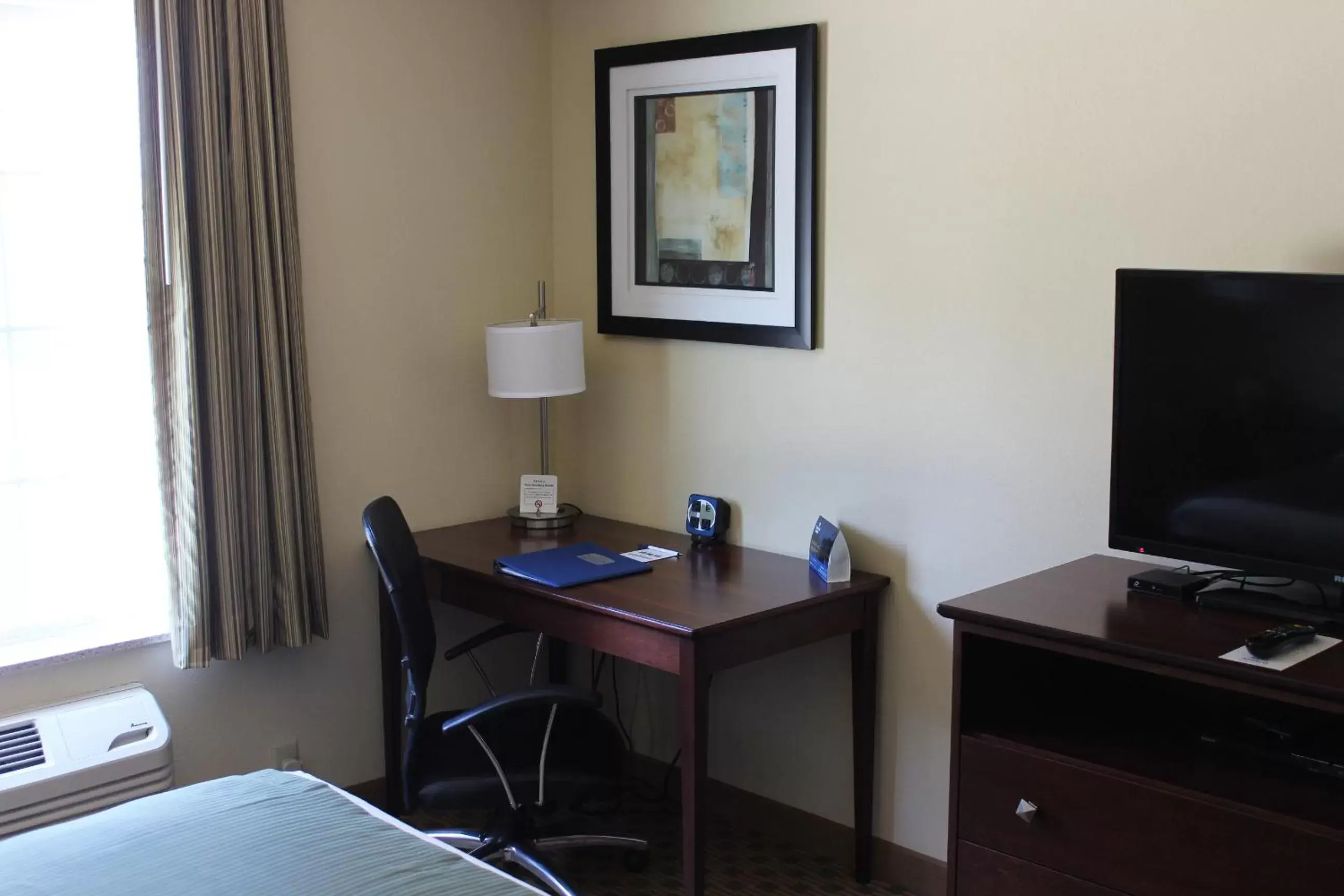 Seating area, TV/Entertainment Center in Cobblestone Inn & Suites - Rugby