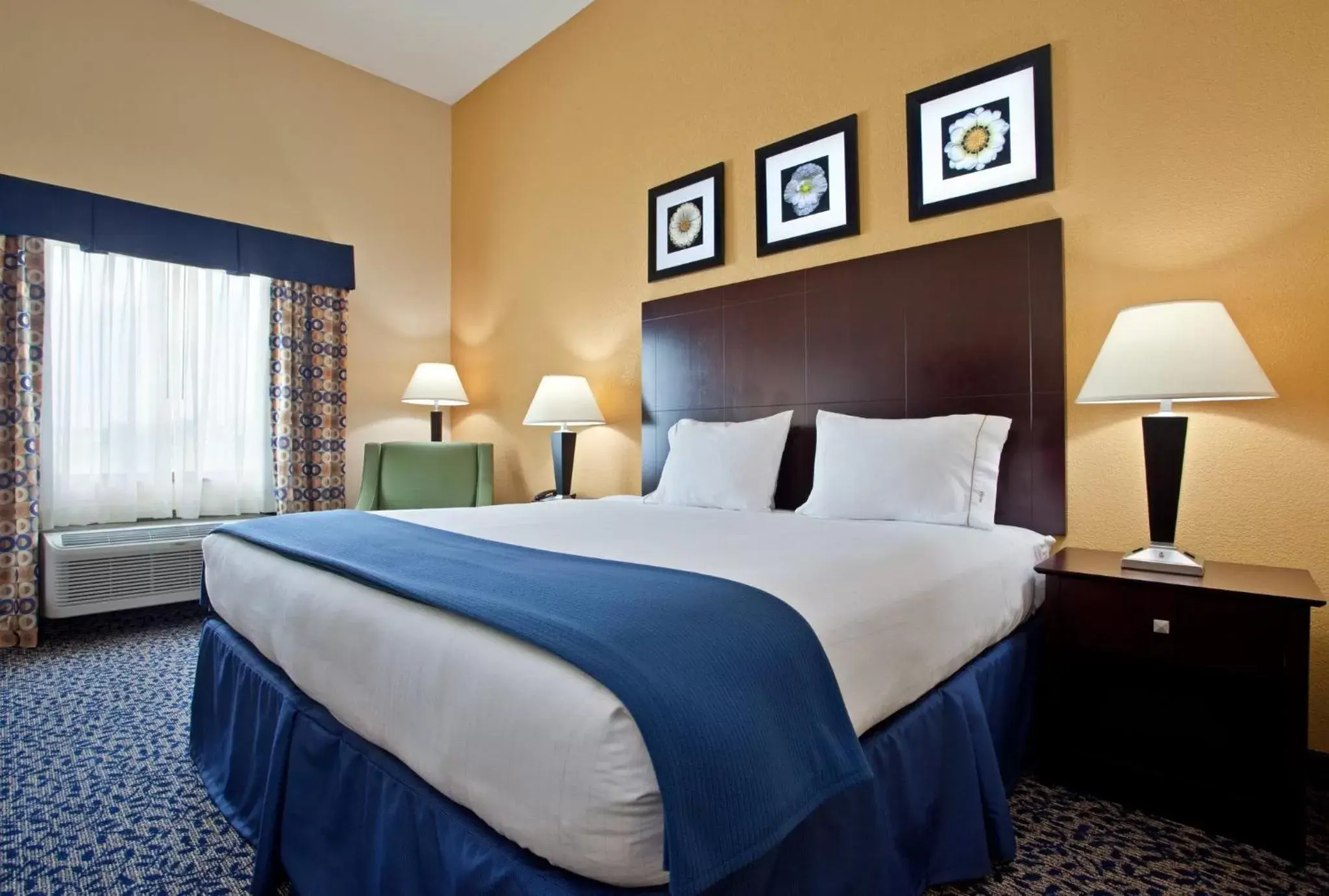 Photo of the whole room, Bed in Holiday Inn Express Hotel and Suites Akron South-Airport Area, an IHG Hotel