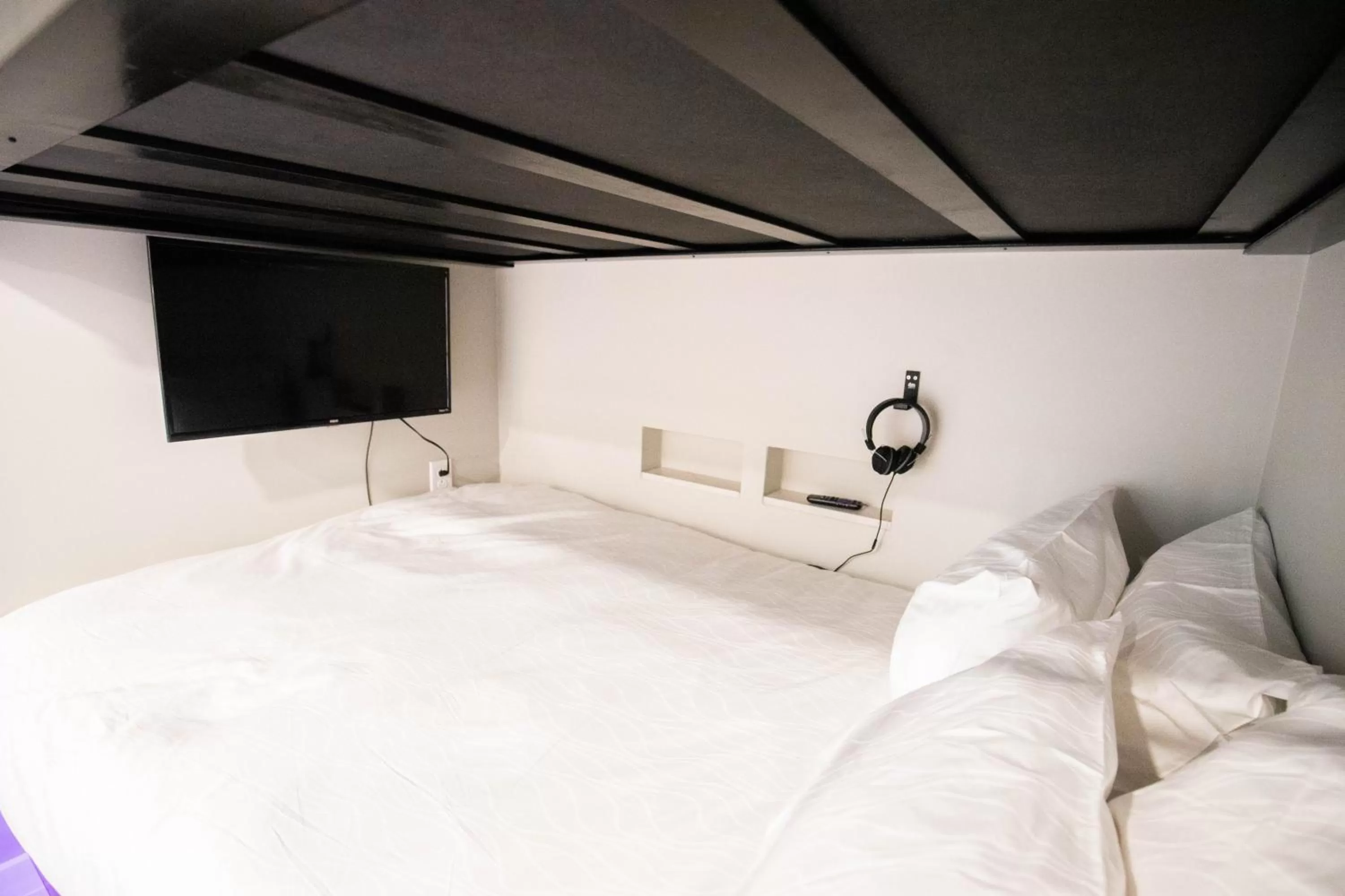 Bed in River Sirens Hotel-Contactless Check in Hotel