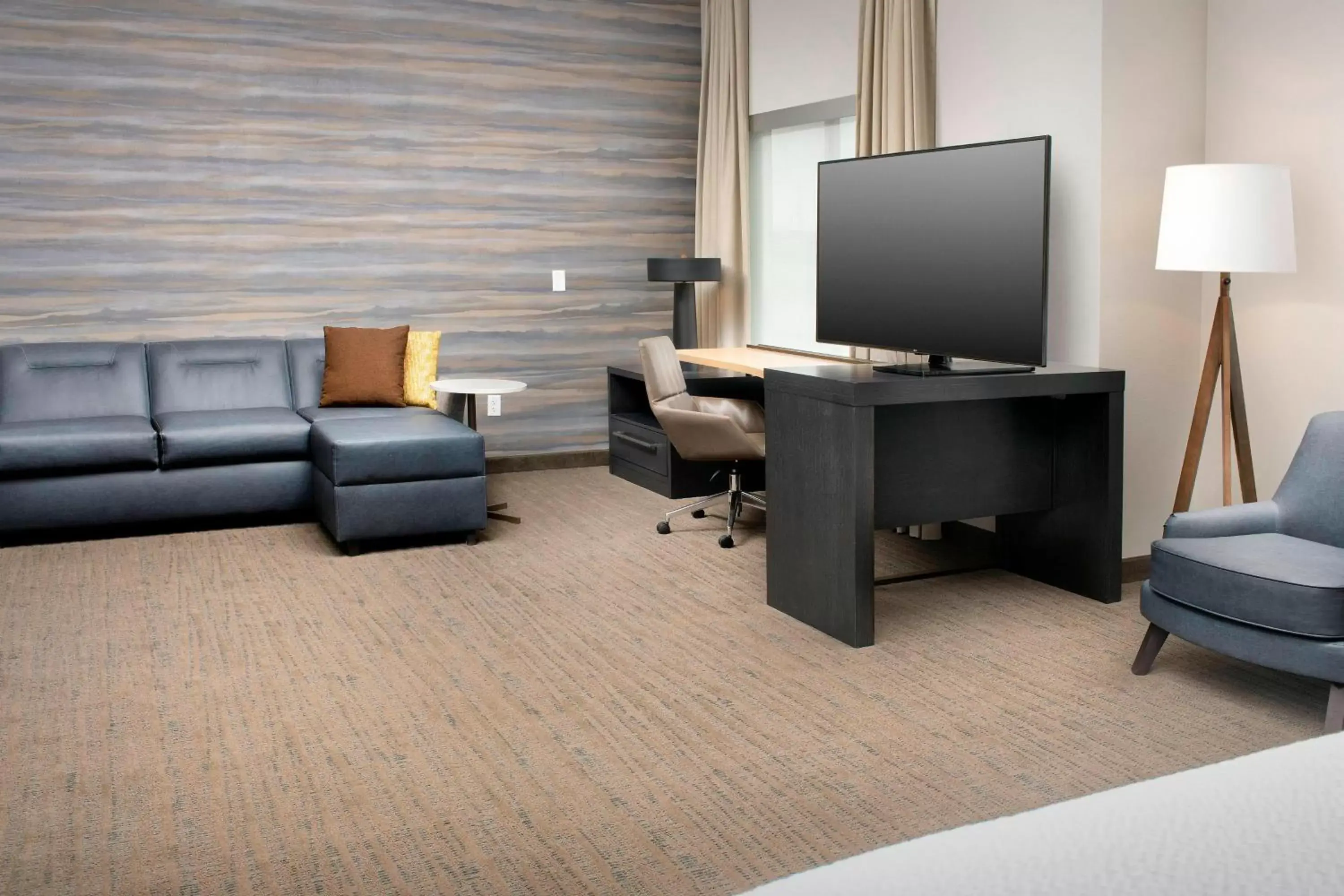 Living room, TV/Entertainment Center in Residence Inn by Marriott Lubbock Southwest