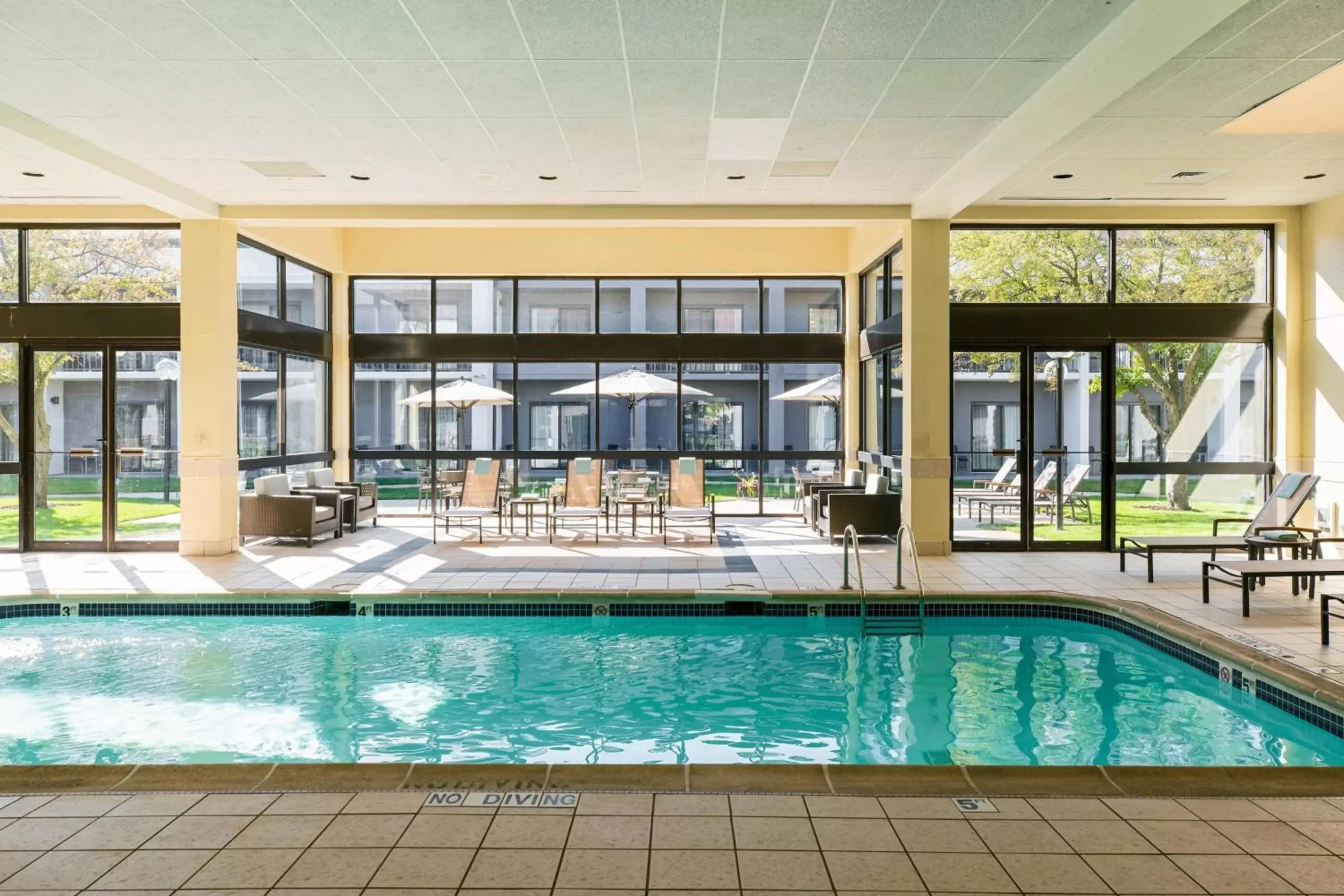 Swimming Pool in Courtyard by Marriott Chicago Naperville