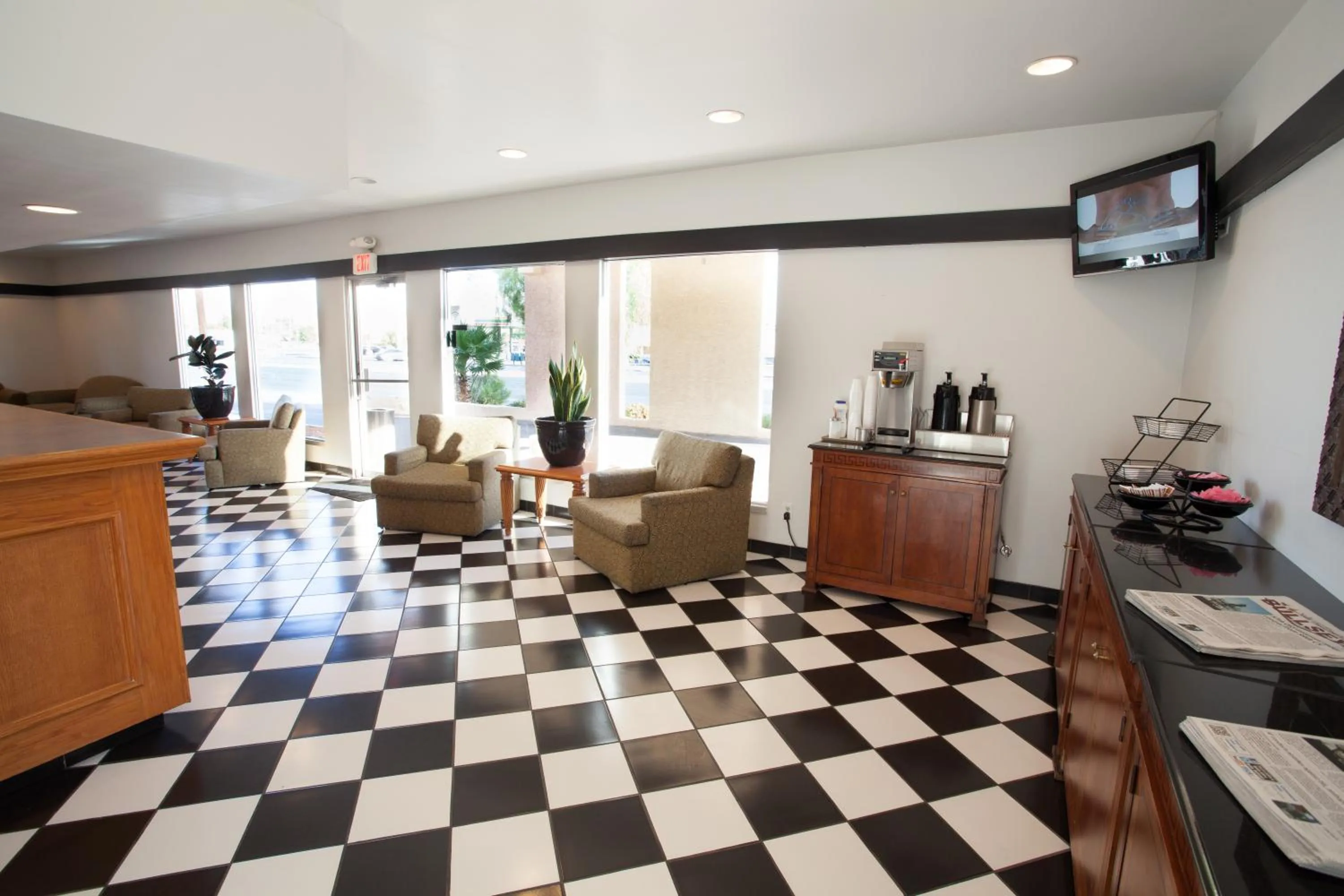 Coffee/tea facilities in Aviation Inn