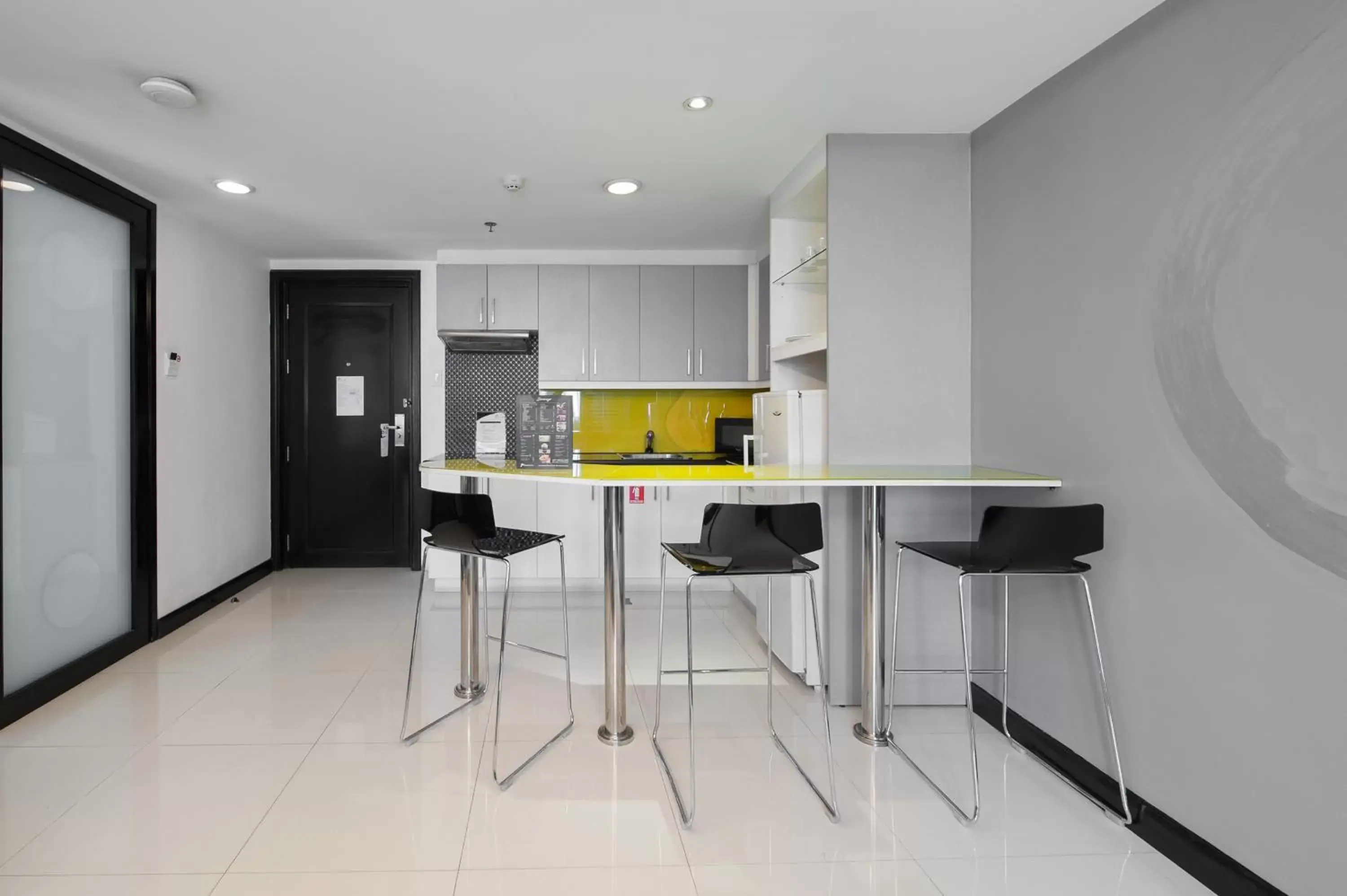 kitchen, Dining Area in Y2 Residence Hotel Managed by HII