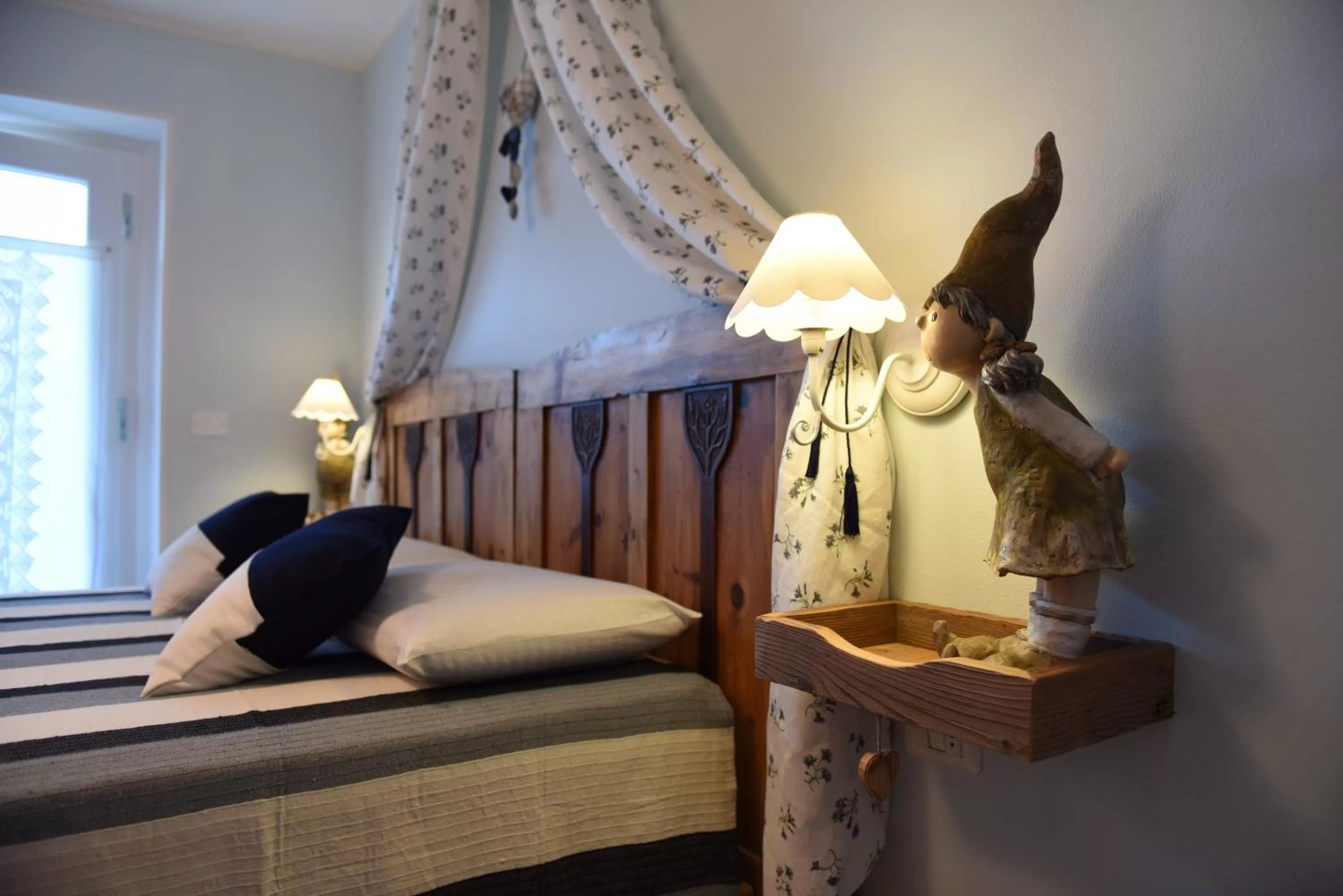 Decorative detail, Bed in B&B Magiré