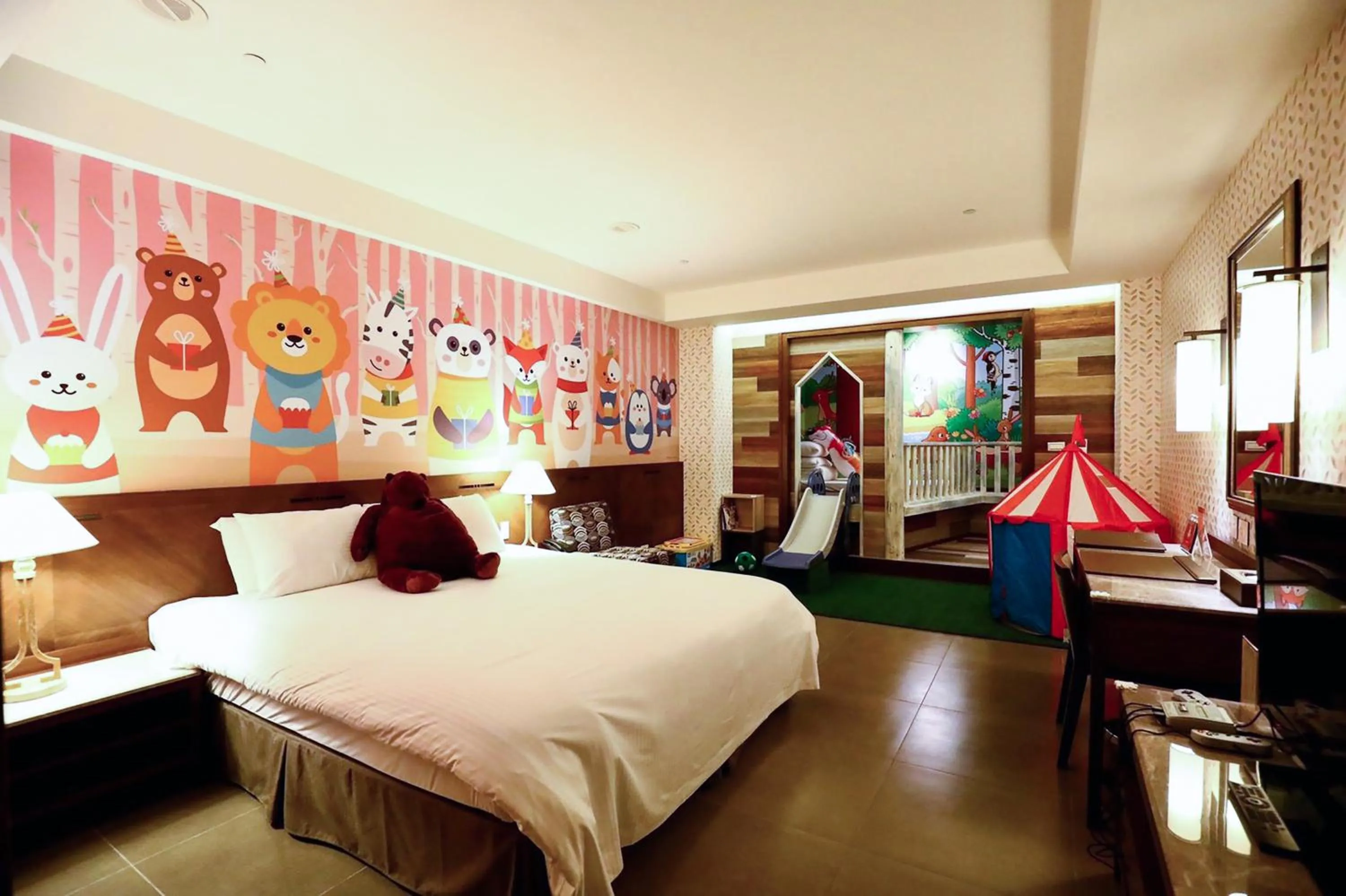 Photo of the whole room, Bed in Great Roots Forestry Spa Resort