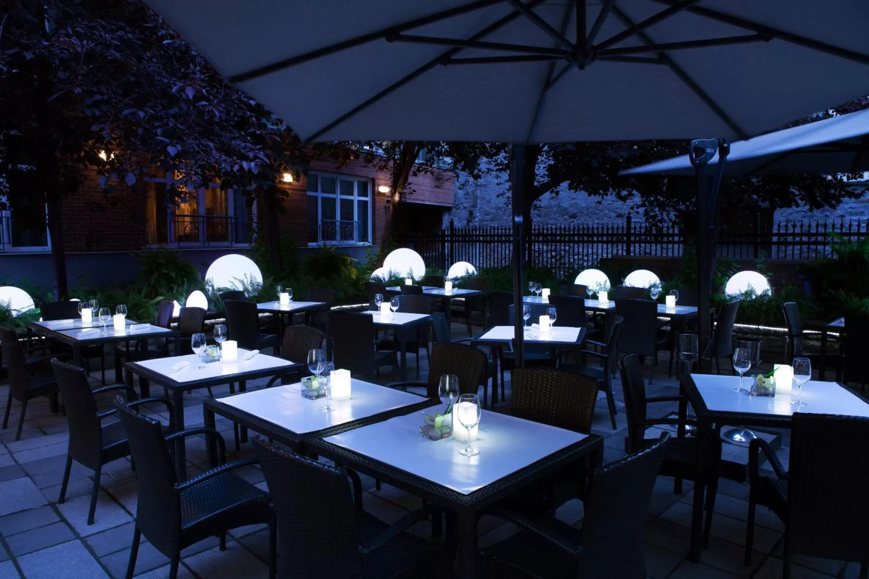 Patio, Restaurant/Places to Eat in Saint-Sulpice Hotel