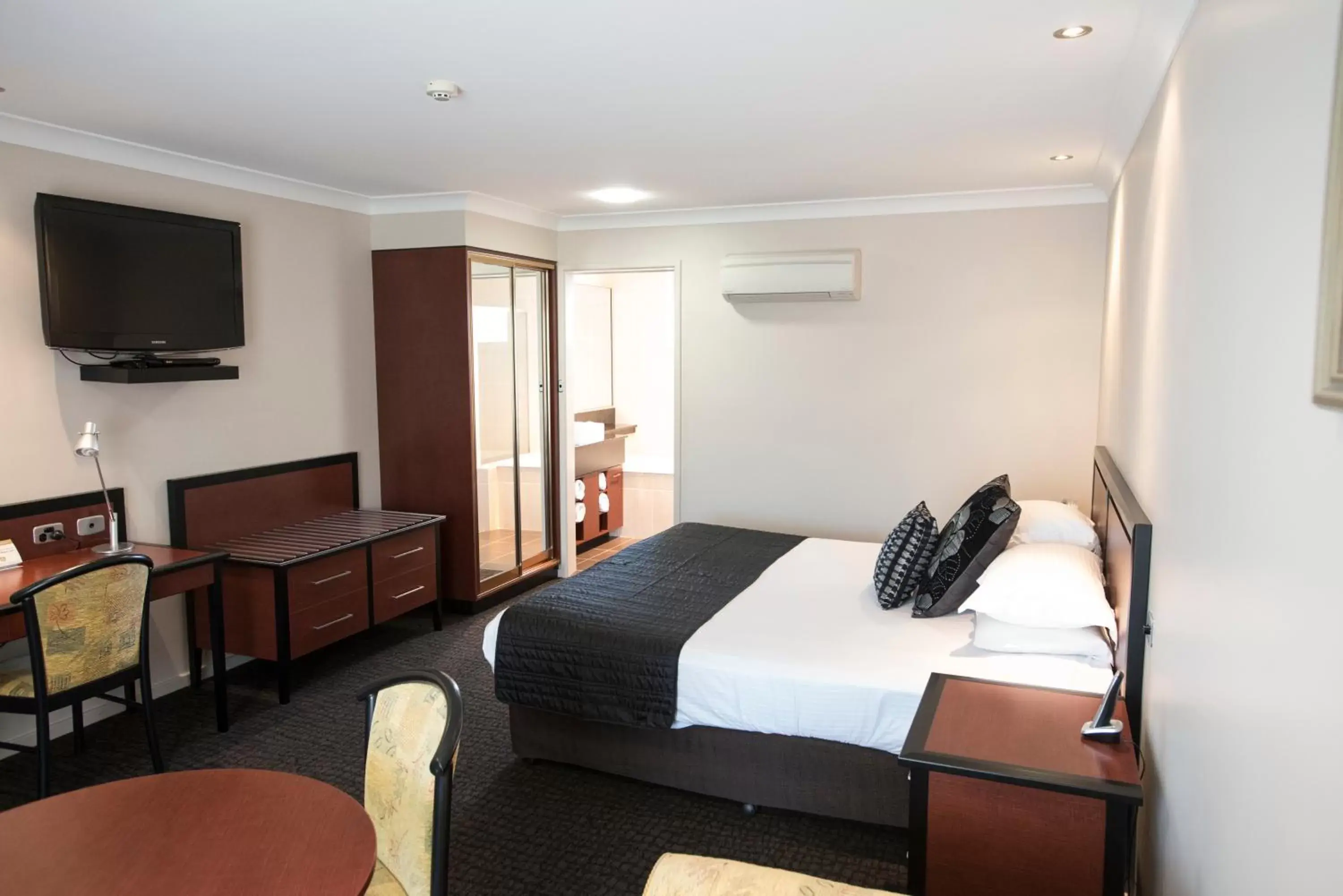 Bedroom, Bed in Best Western Plus All Settlers Motor Inn