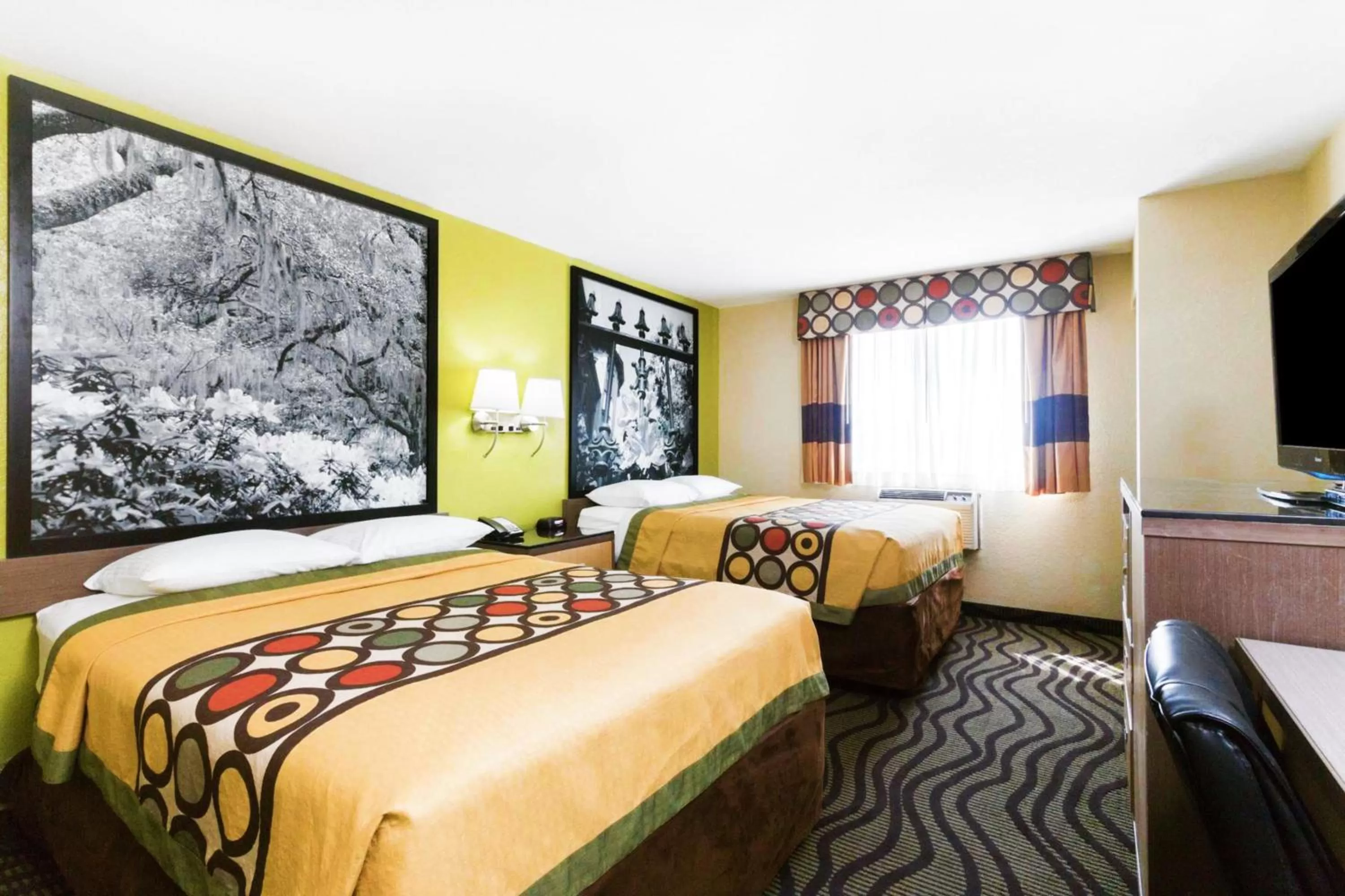 Bed in Super 8 by Wyndham Brunswick/St Simons Island Area