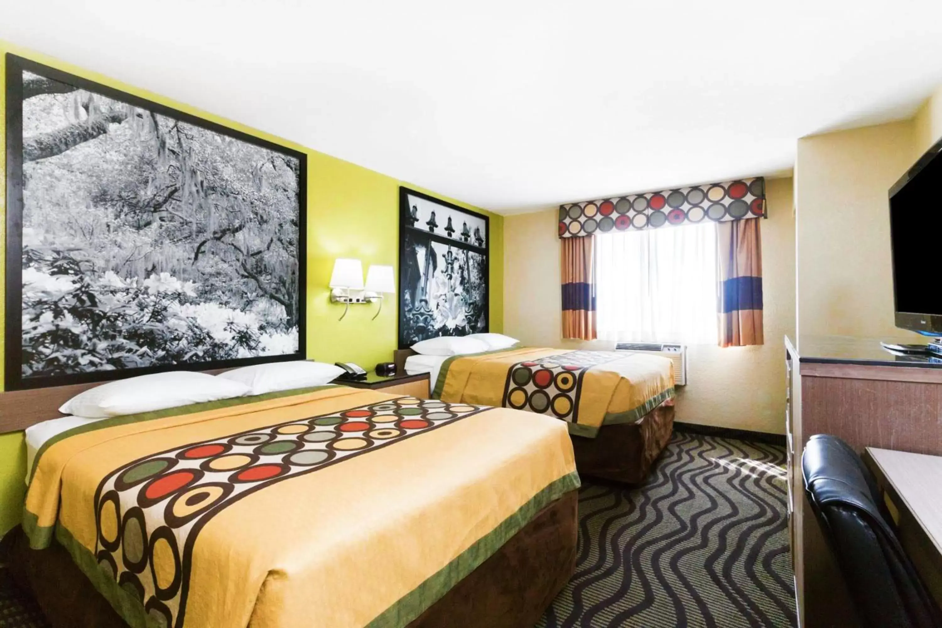 Queen Room with Two Queen Beds - Non-Smoking in Super 8 by Wyndham Brunswick/St Simons Island Area Queen Room with Two Queen Beds - Non-Smoking in Super 8 by Wyndham Brunswick/St Simons Island Area