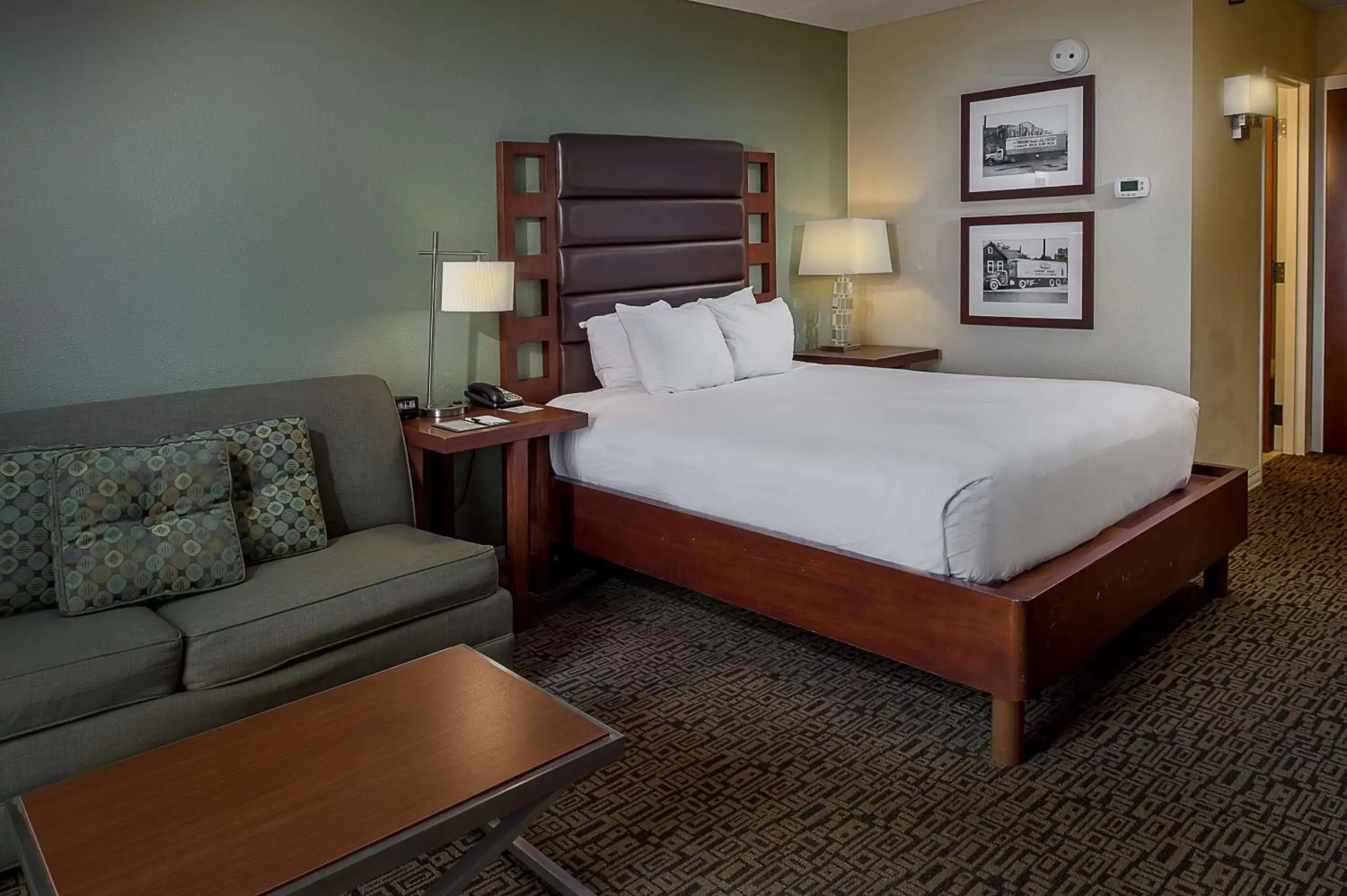 Living room, Bed in DoubleTree by Hilton Collinsville/St.Louis