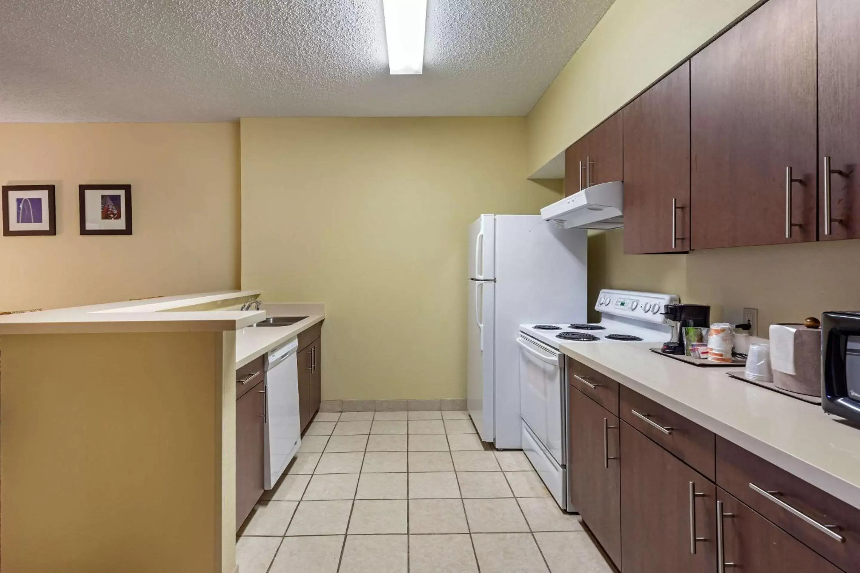 Photo of the whole room, Kitchen/Kitchenette in Comfort Suites McKinney-Allen