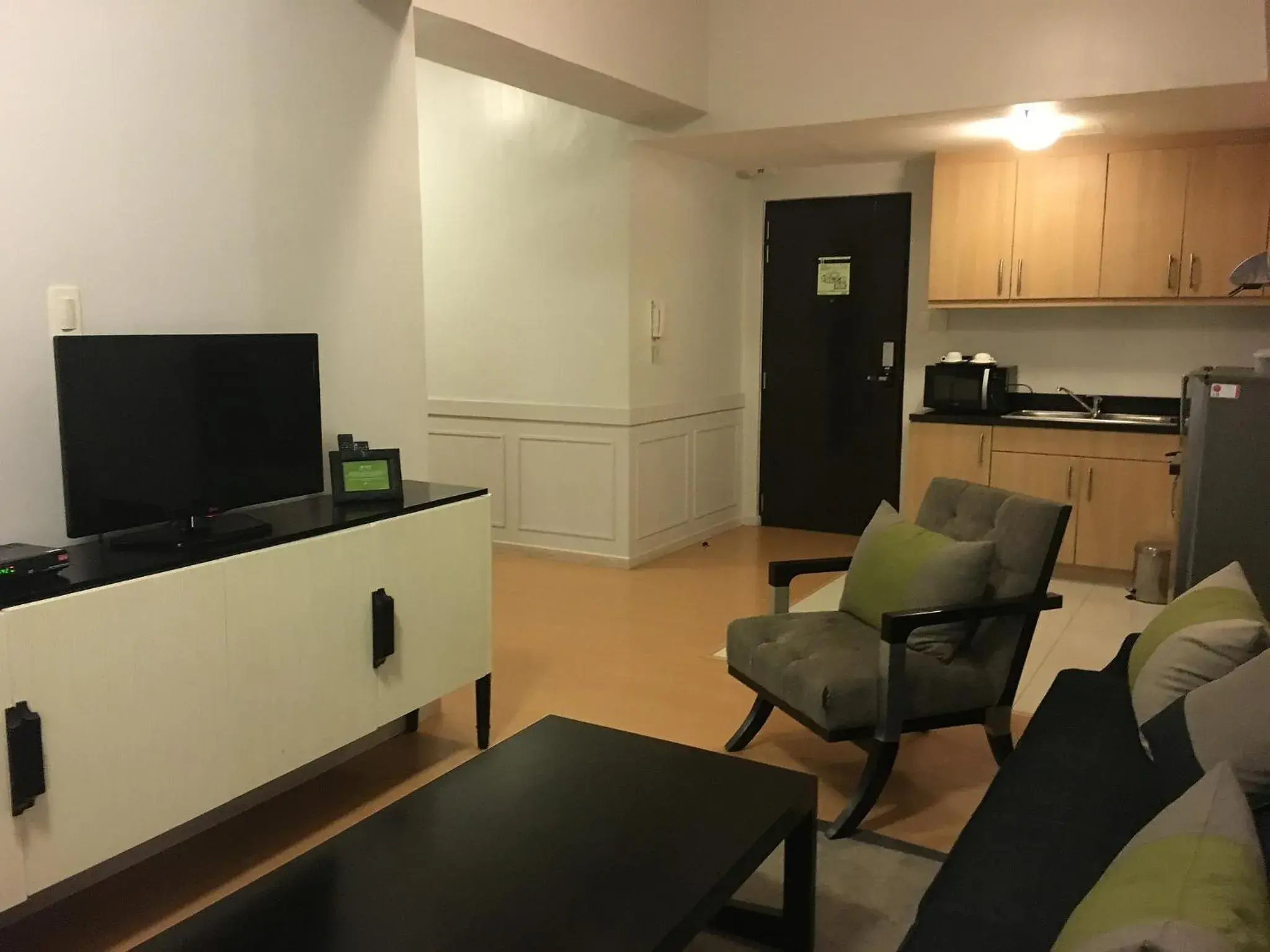 Seating area, Kitchen/Kitchenette in Avant Serviced Suites - Personal Concierge