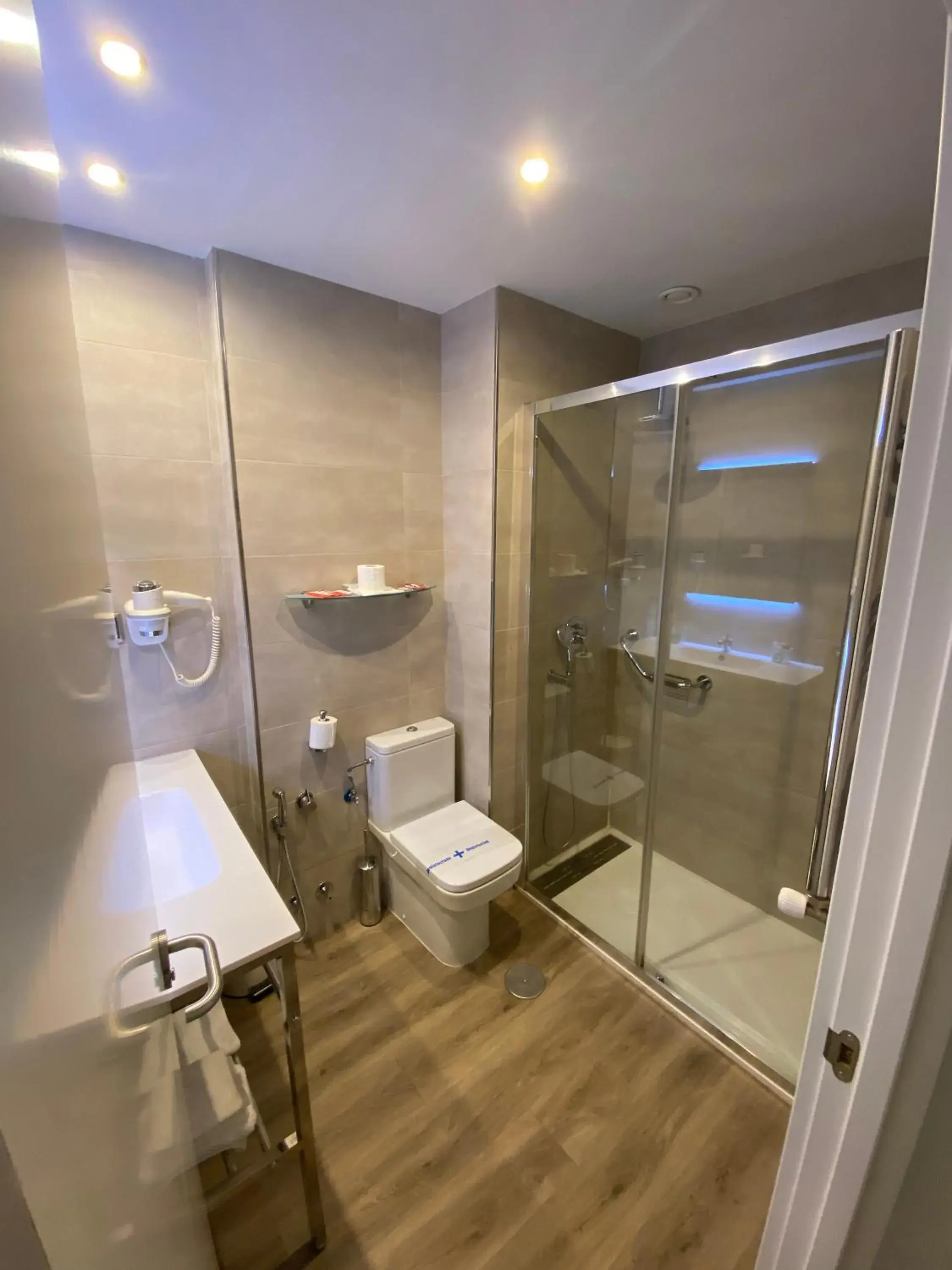 Shower, Bathroom in Hotel Escuela Madrid