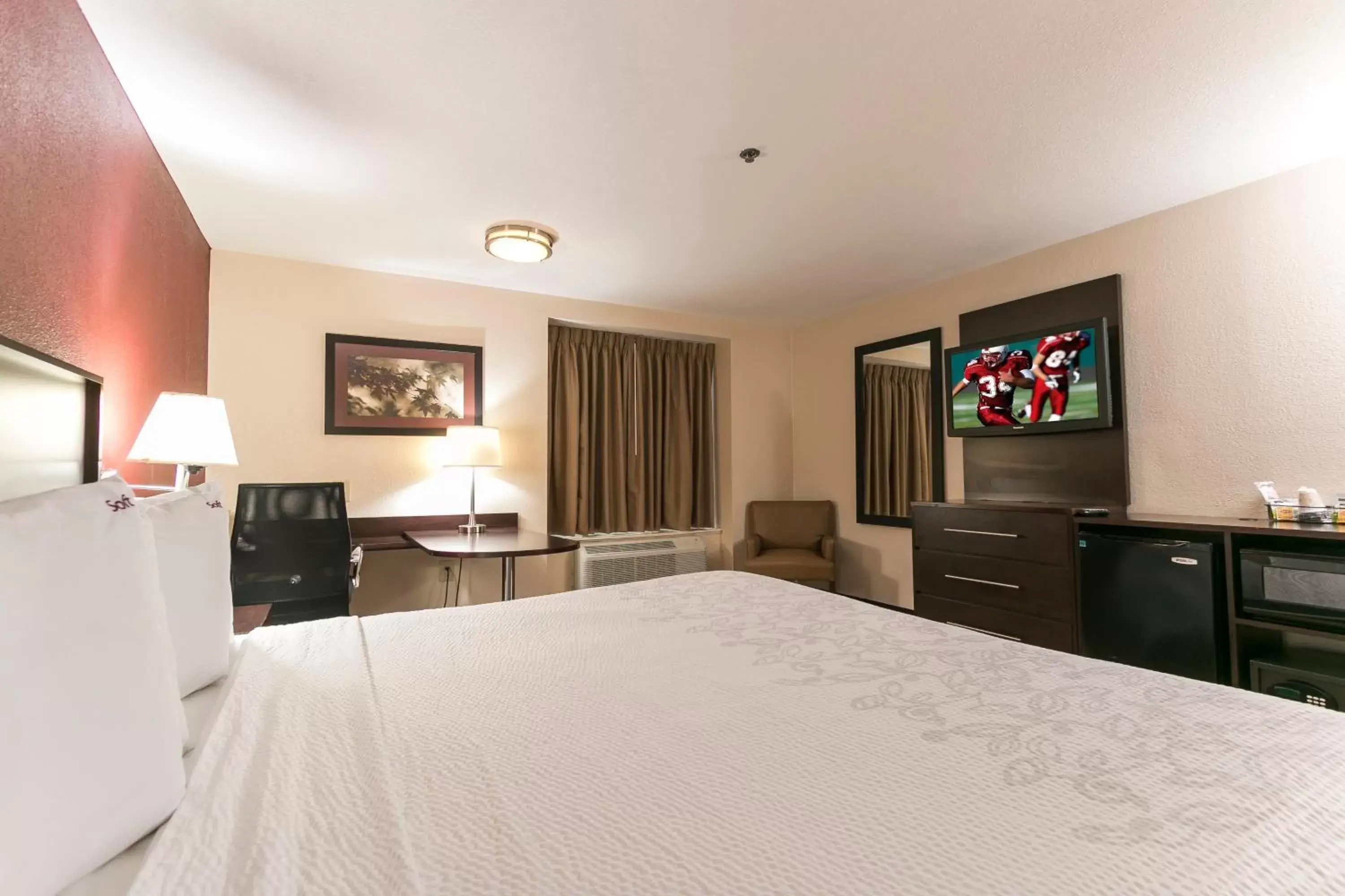 Photo of the whole room, Bed in Red Roof Inn PLUS+ San Antonio Downtown - Riverwalk Photo of the whole room, Bed in Red Roof Inn PLUS+ San Antonio Downtown - Riverwalk