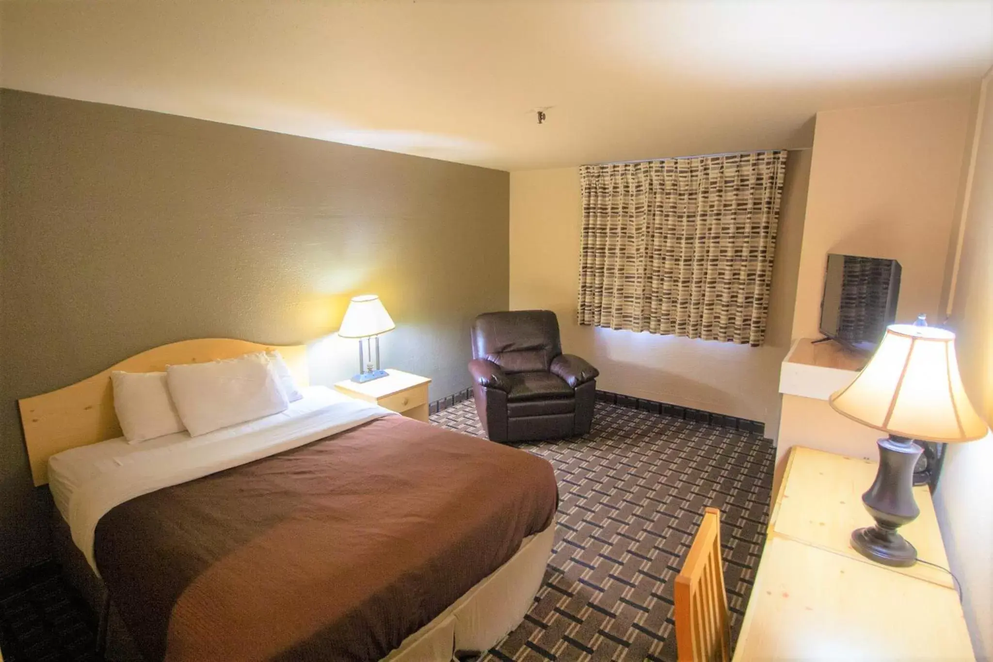 Bedroom, Bed in FairBridge Inn - Coeur d'Alene Bedroom, Bed in FairBridge Inn - Coeur d'Alene