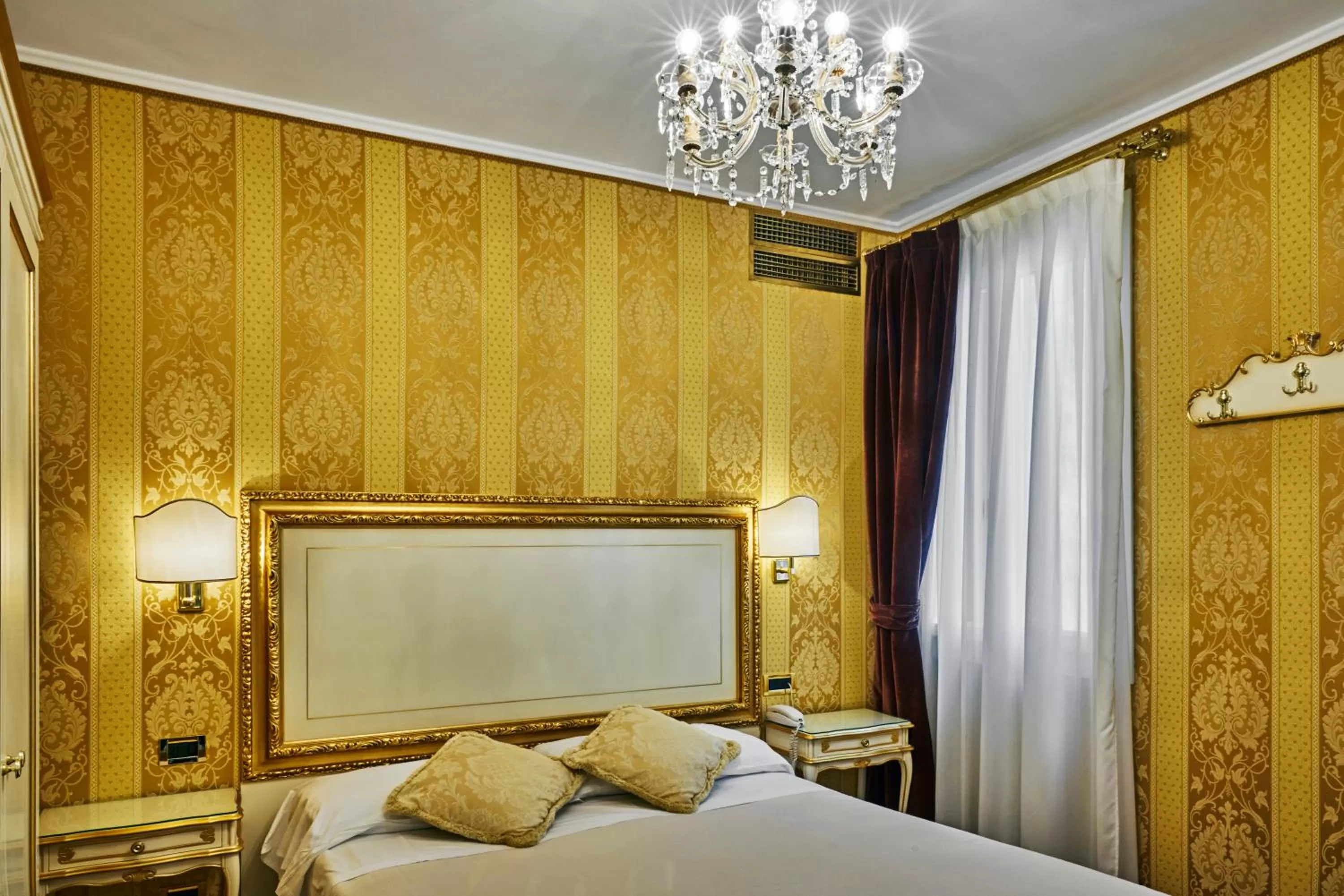 Photo of the whole room, Bed in Hotel Gardena