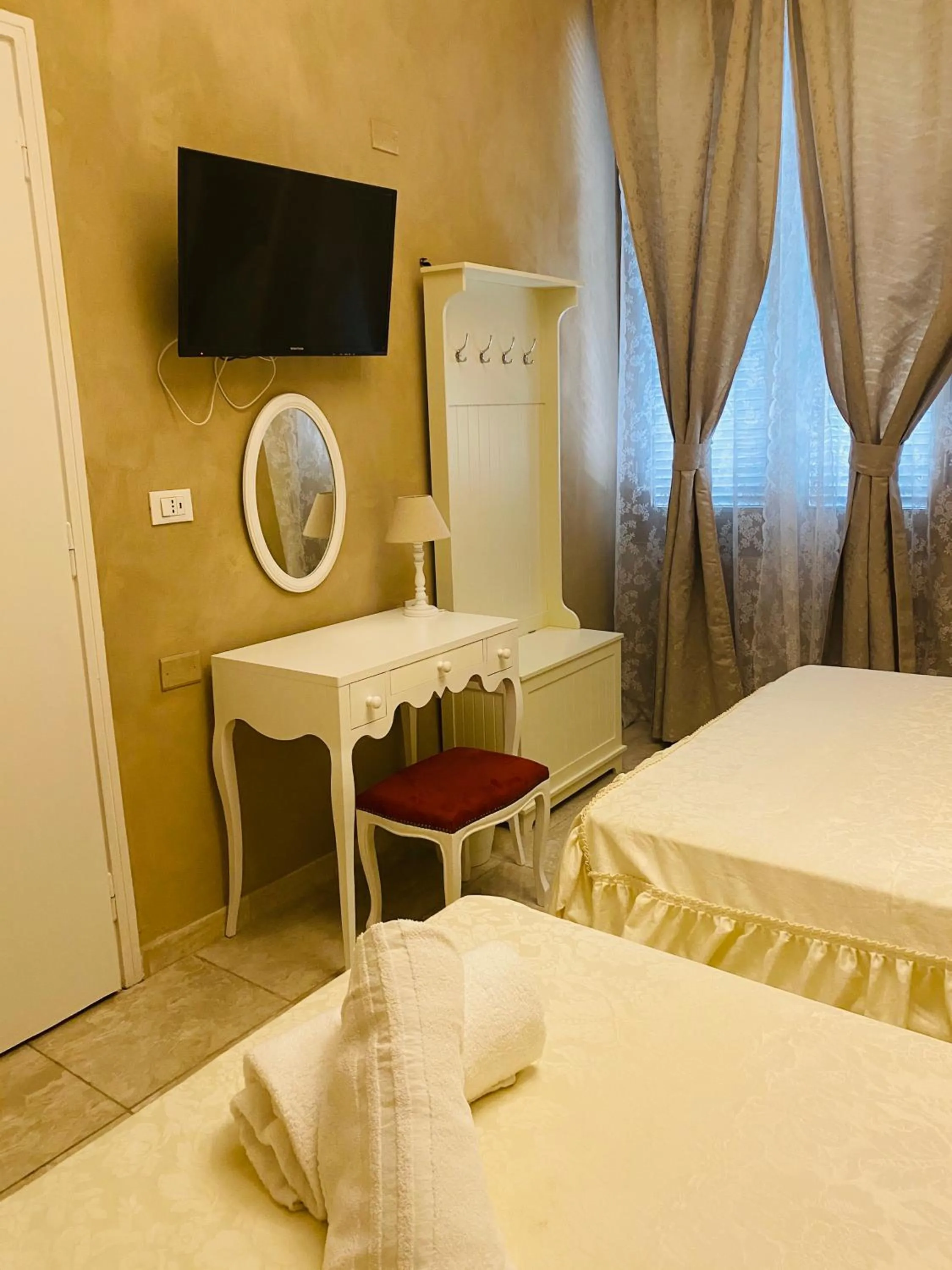 Communal lounge/ TV room, Bed in Boutique Hotel Calais Milano