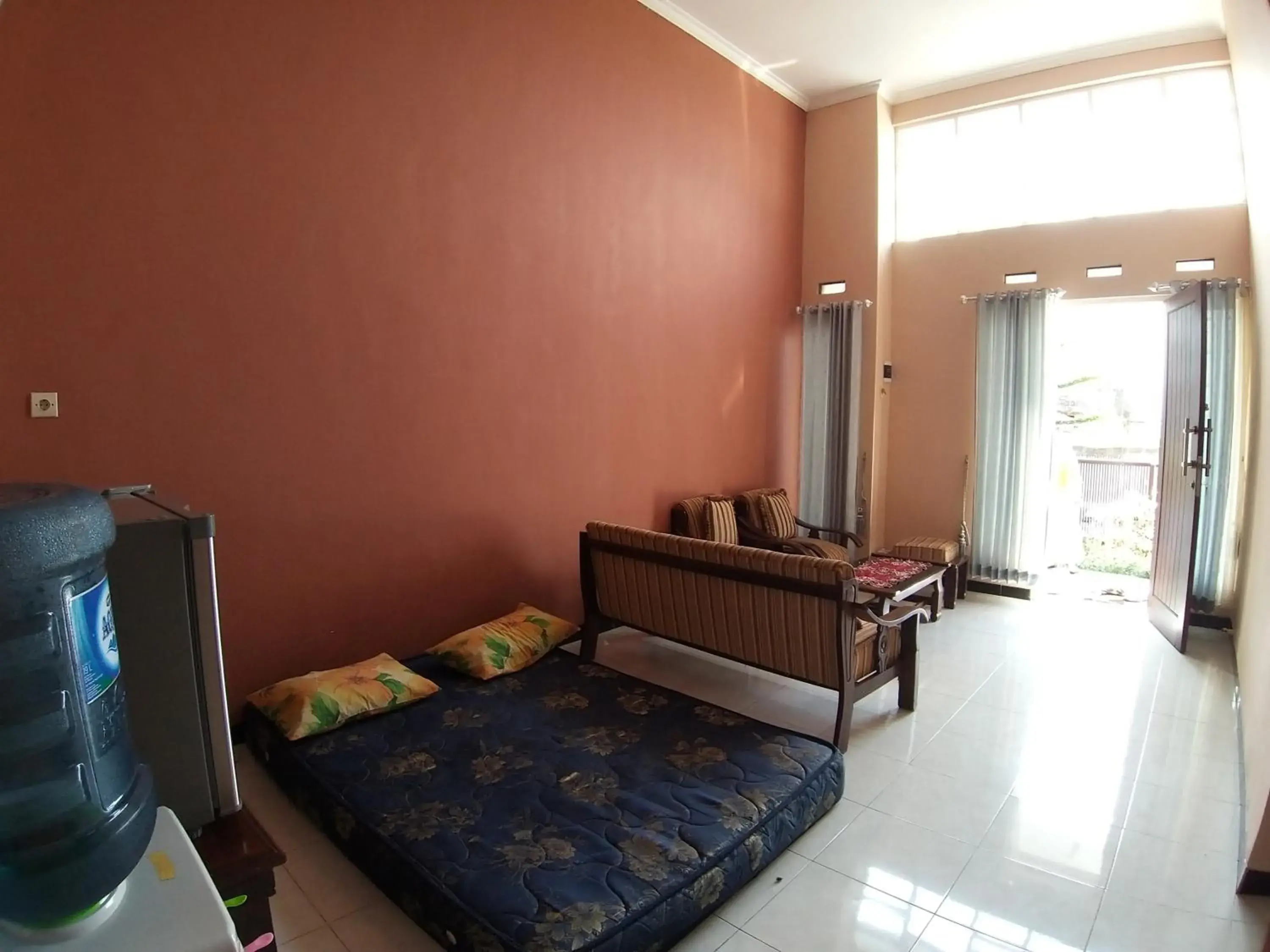 Communal lounge/ TV room, Bed in Ken's Villa 8 Communal lounge/ TV room, Bed in Ken's Villa 8