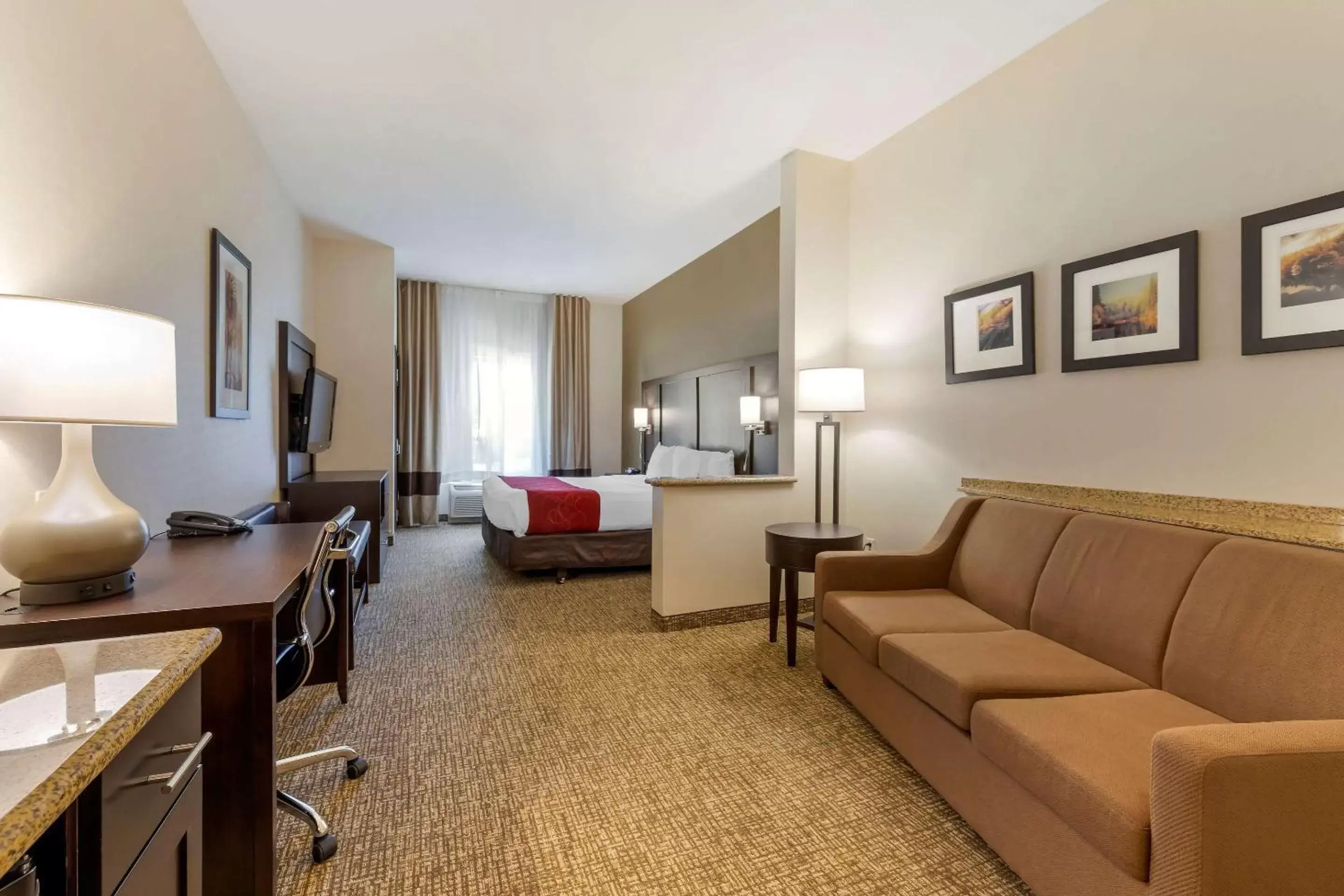 Bedroom, Seating Area in Comfort Suites Ontario Airport Convention Center