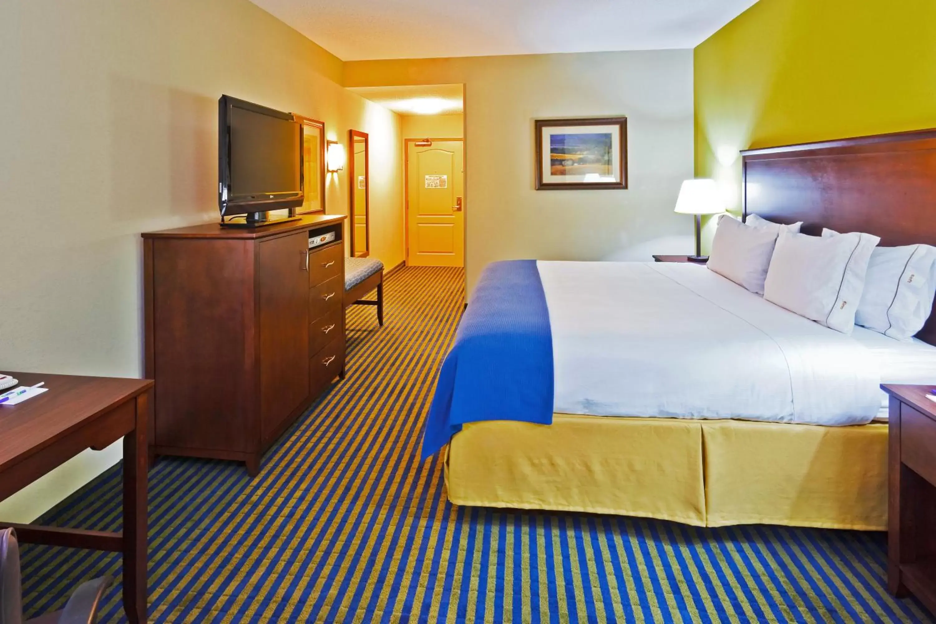 Bed in Holiday Inn Express Hotel & Suites Ooltewah Springs - Chattanooga, an IHG Hotel