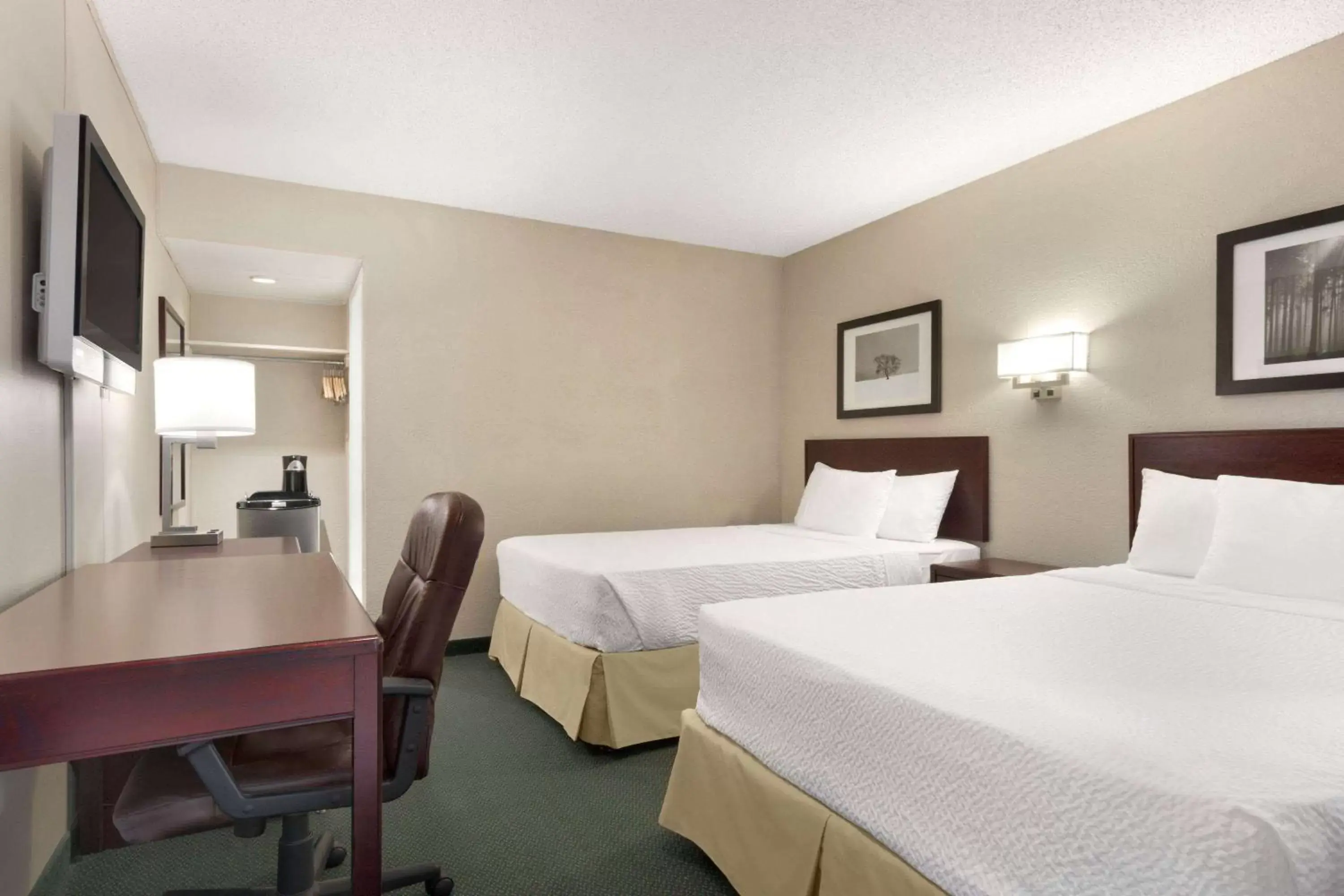 Photo of the whole room, Bed in Days Inn by Wyndham Lethbridge