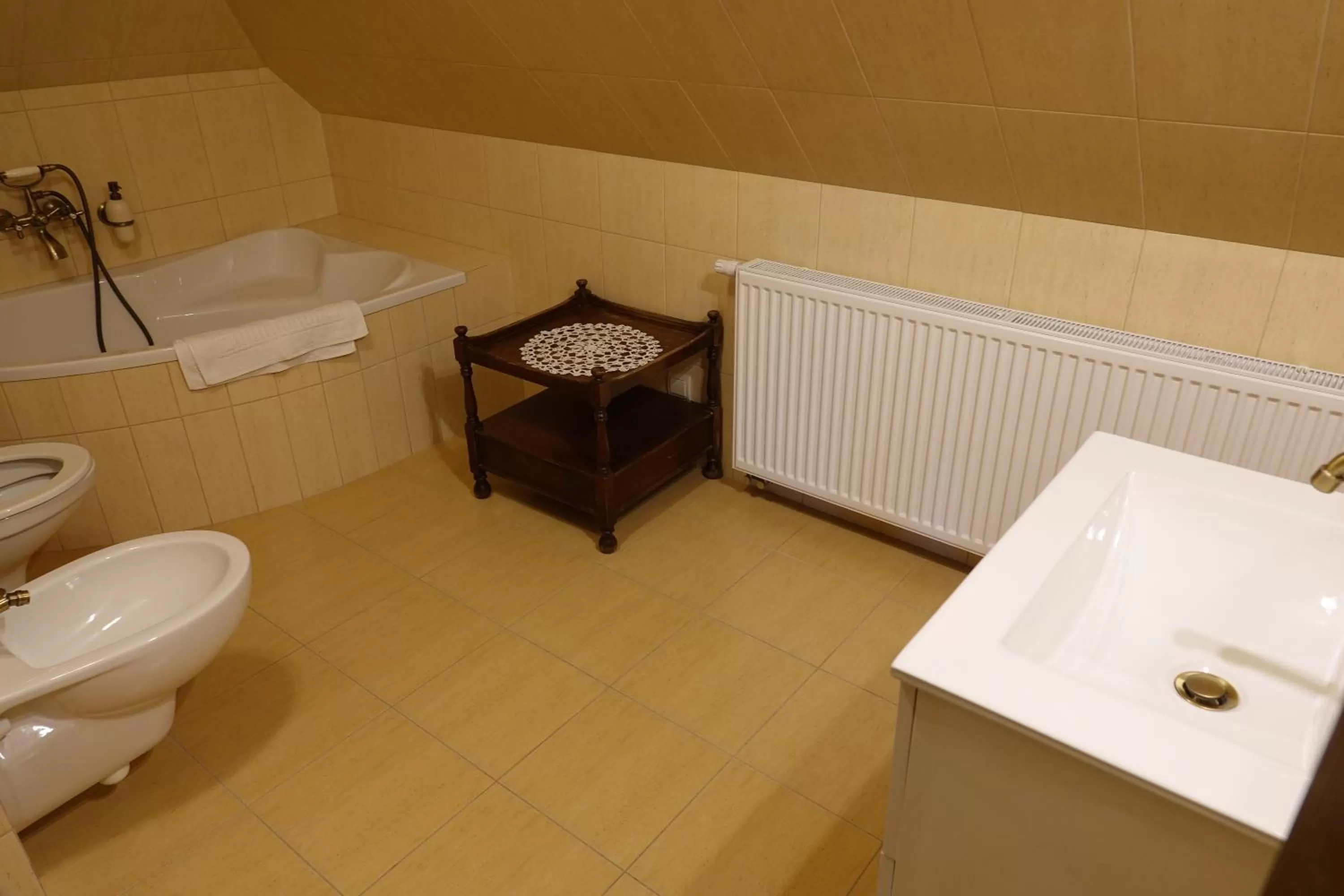 Gościniec Dworski w Ropie - Pokoje gościnne