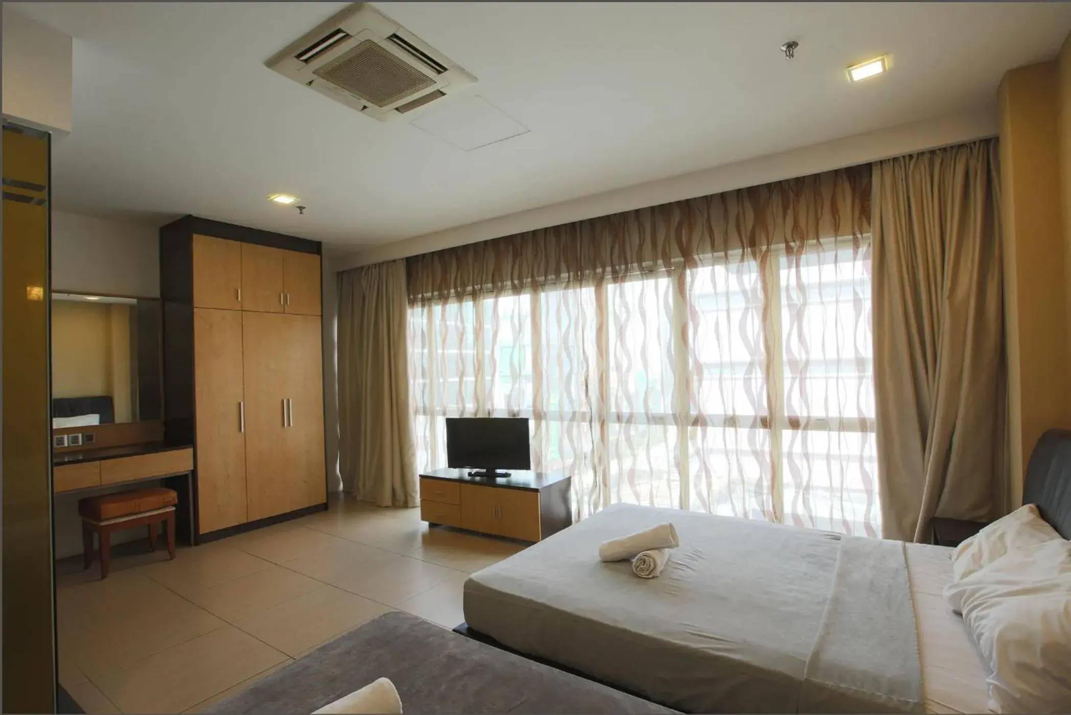 Bedroom, TV/Entertainment Center in Sun Inns Hotel Jalan Tar