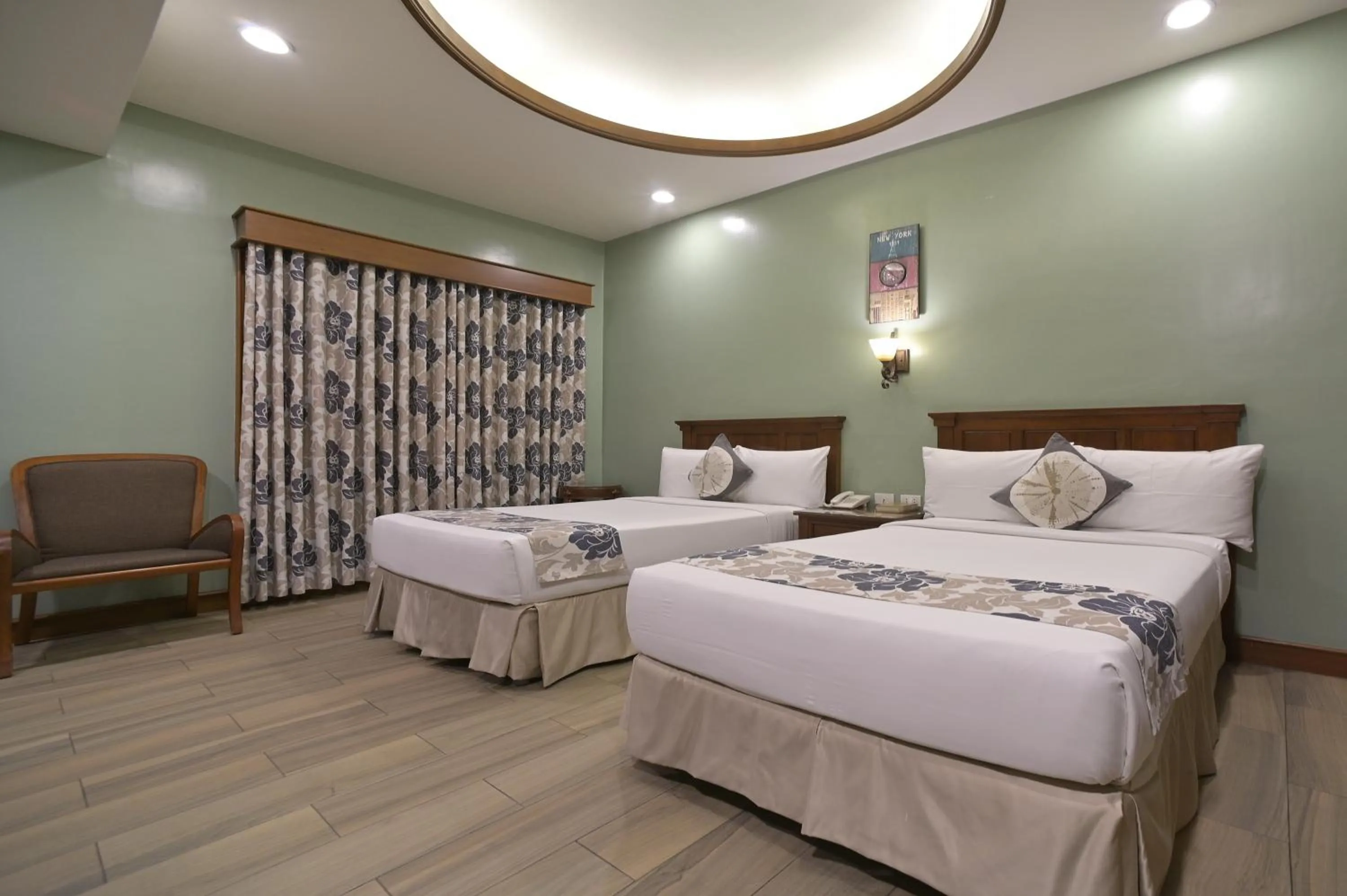 Photo of the whole room, Bed in Paragon Hotel and Suites