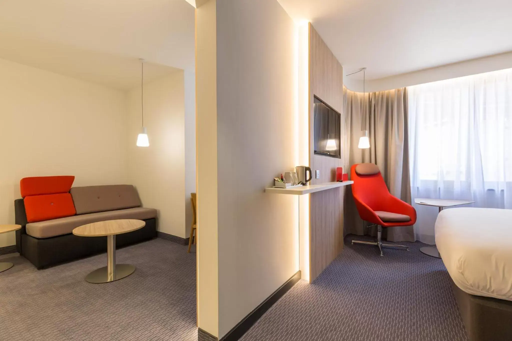 Photo of the whole room, Seating Area in Holiday Inn Express Brussels-Grand-Place, an IHG Hotel