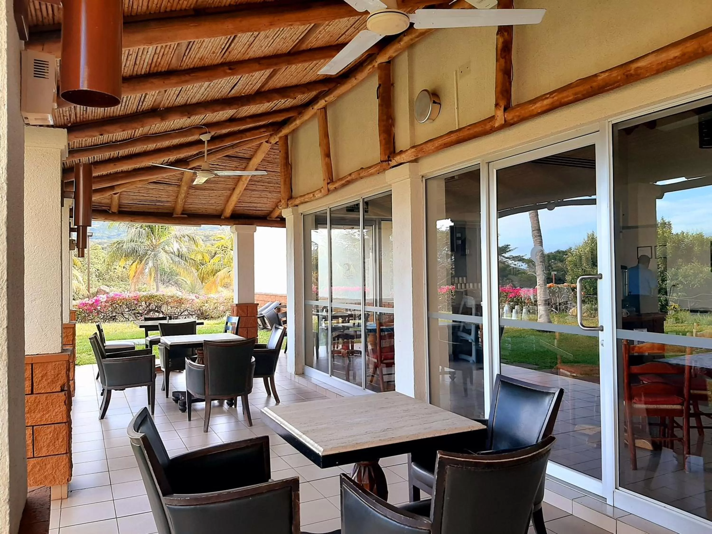 Restaurant/places to eat in Comfort Inn Real La Union