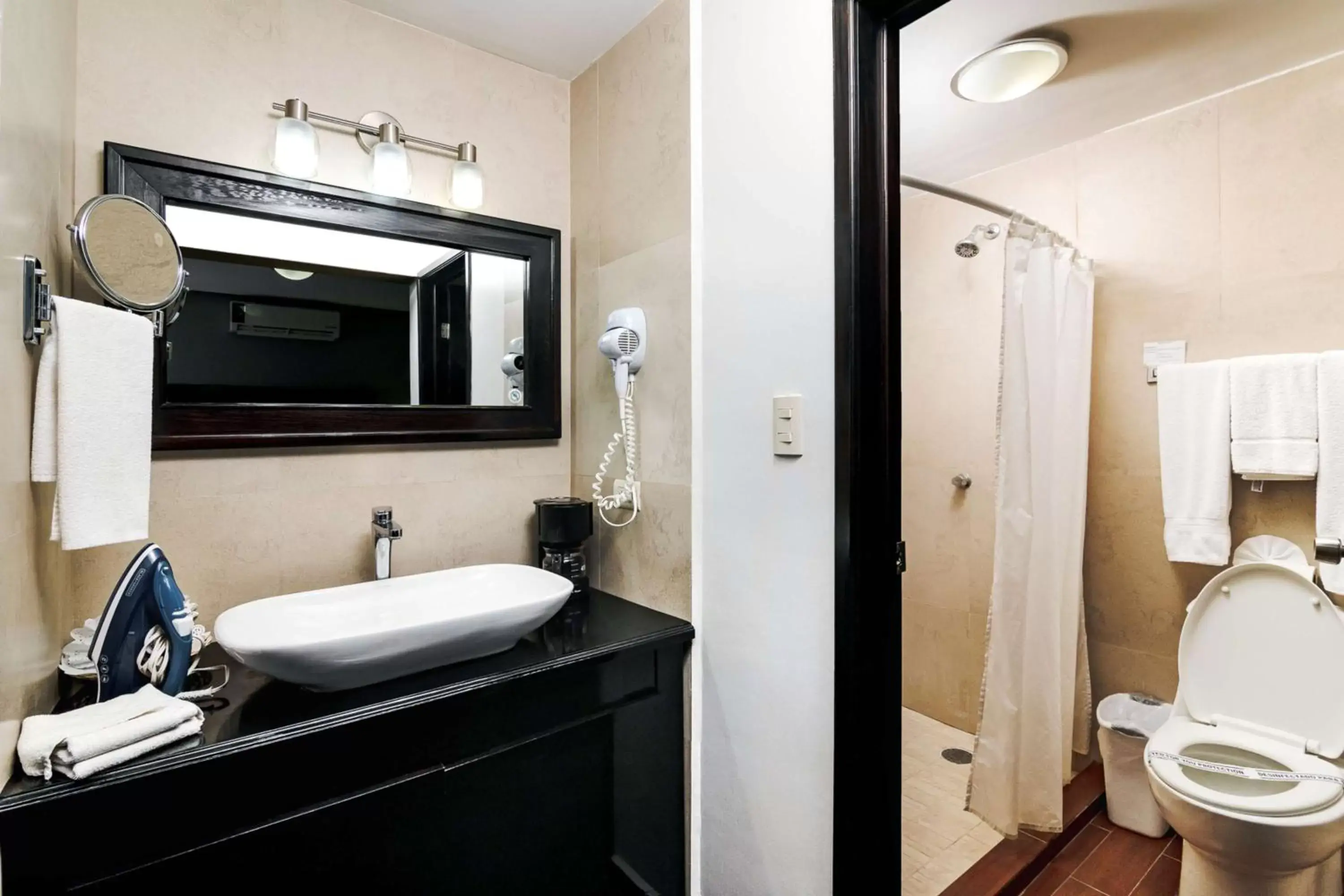 Bedroom, Bathroom in Best Western Plus San Jorge