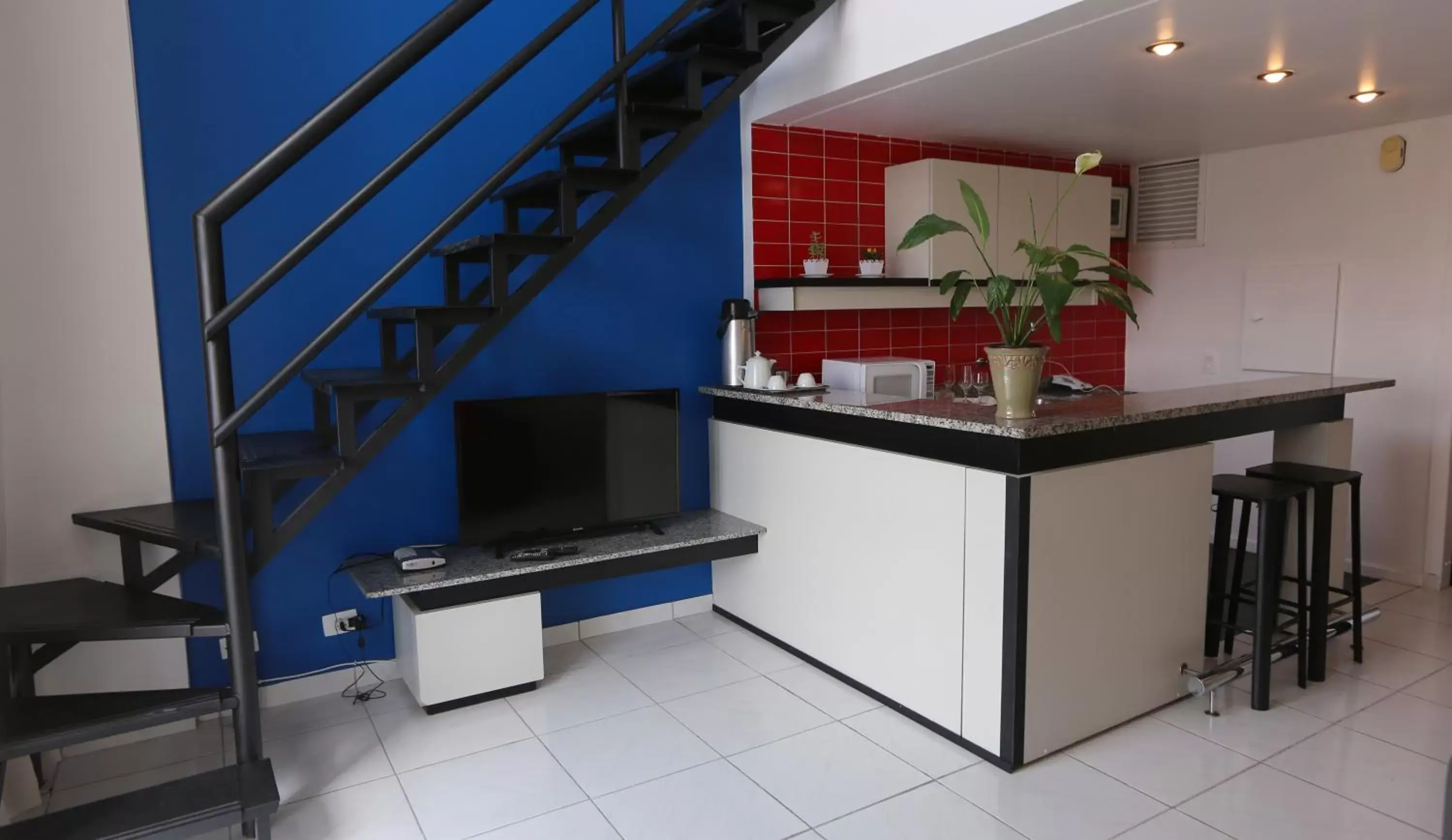 Kitchen or kitchenette, TV/Entertainment Center in Bristol Metropolitan Curitiba Centro