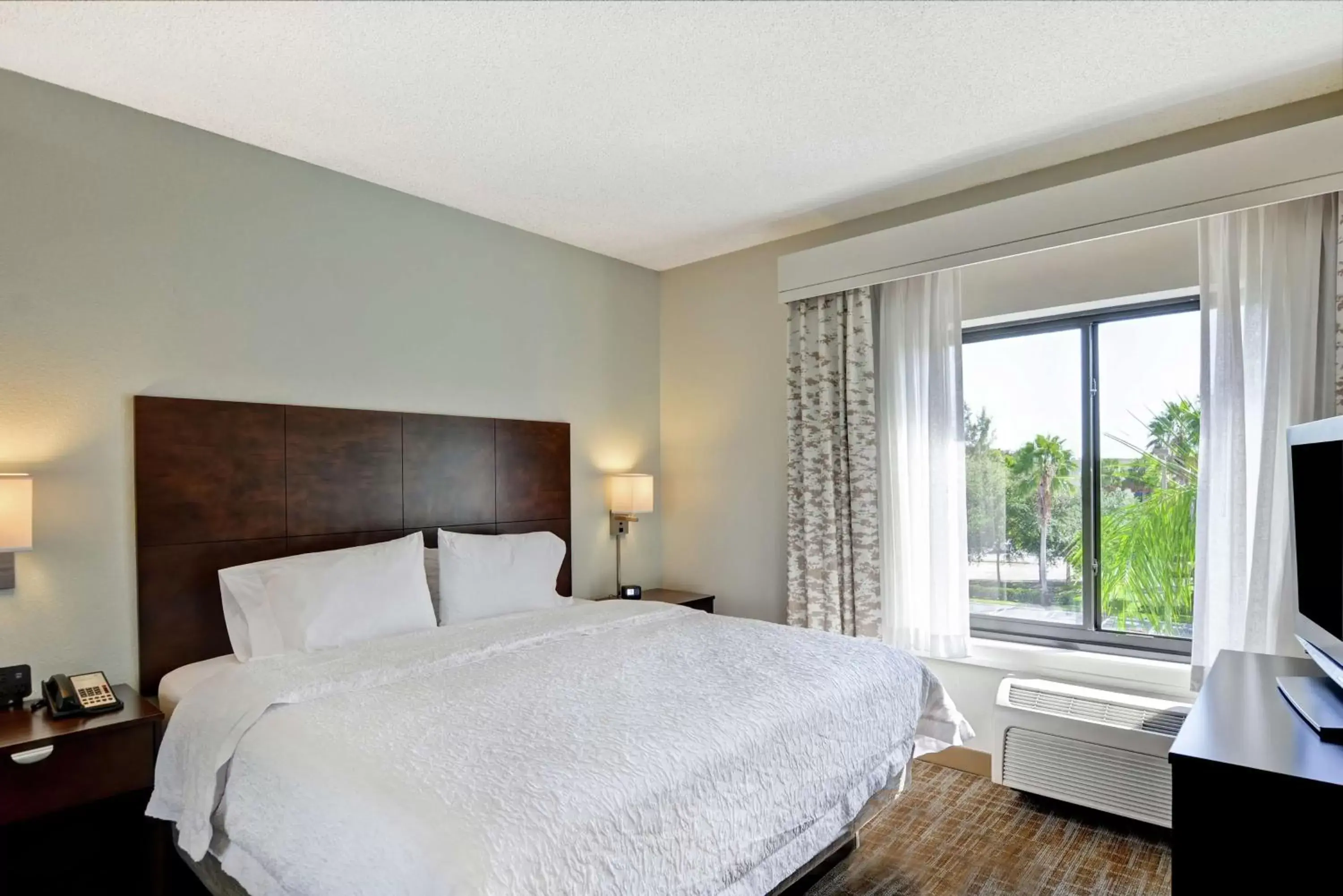 Bedroom, Bed in Hampton Inn & Suites Boynton Beach