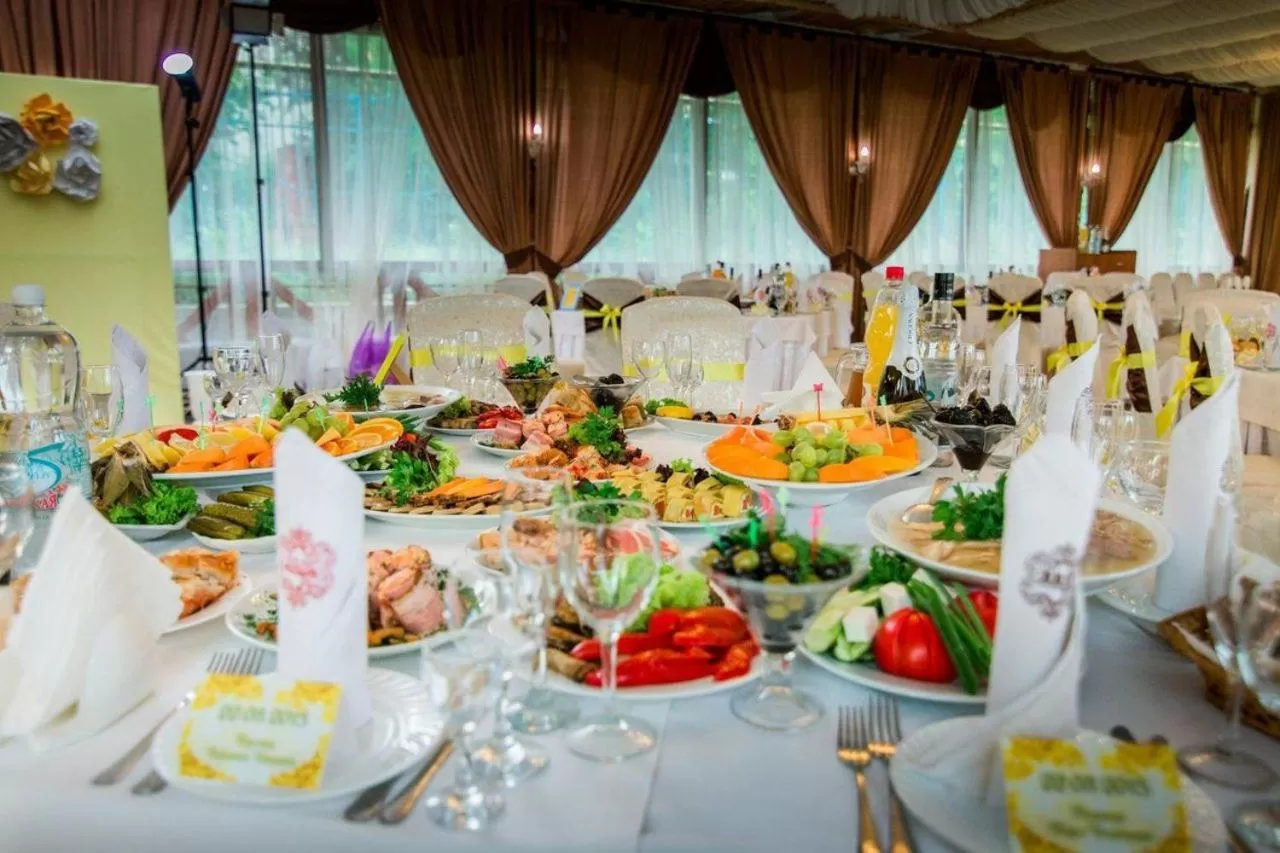 Restaurant/places to eat in VVP Club Hotel