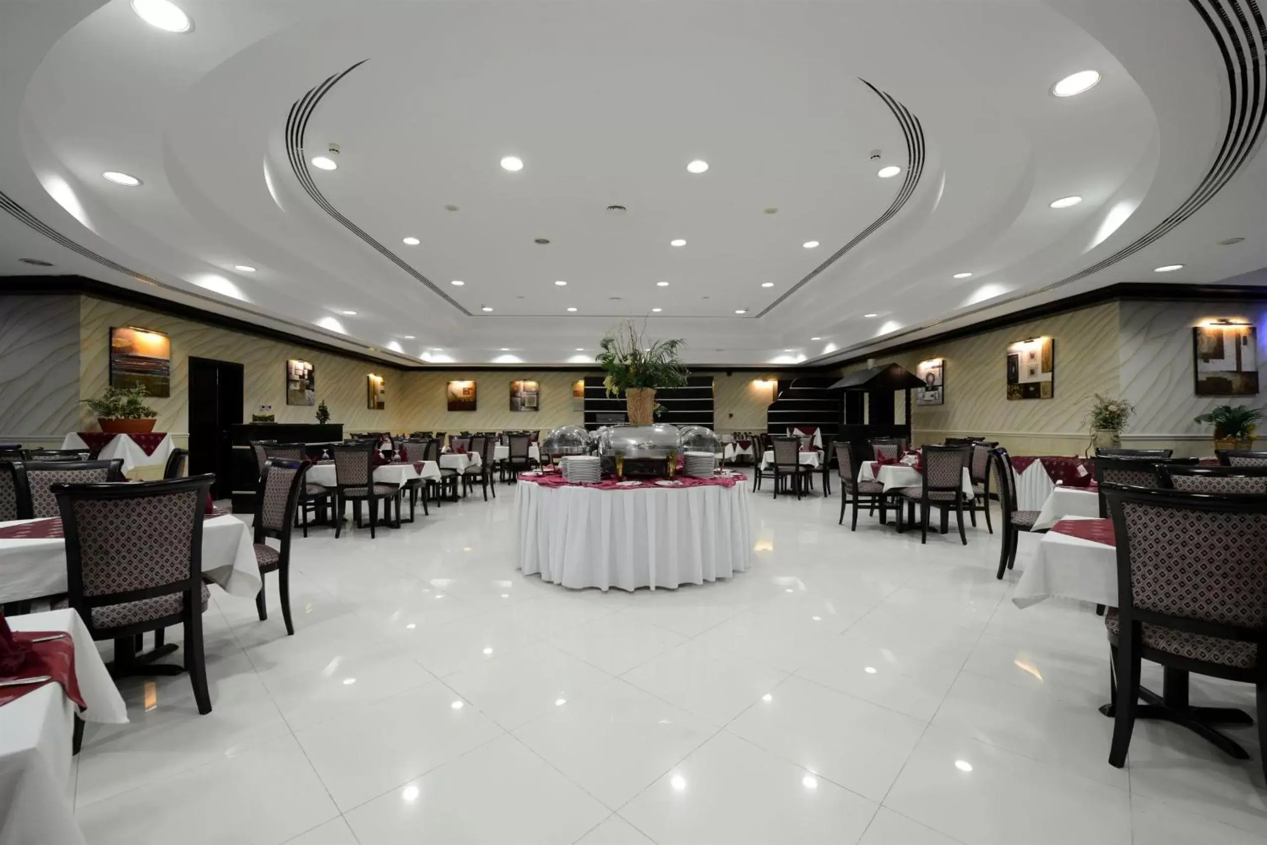 Restaurant/Places to Eat in Royal Beach Hotel & Resort