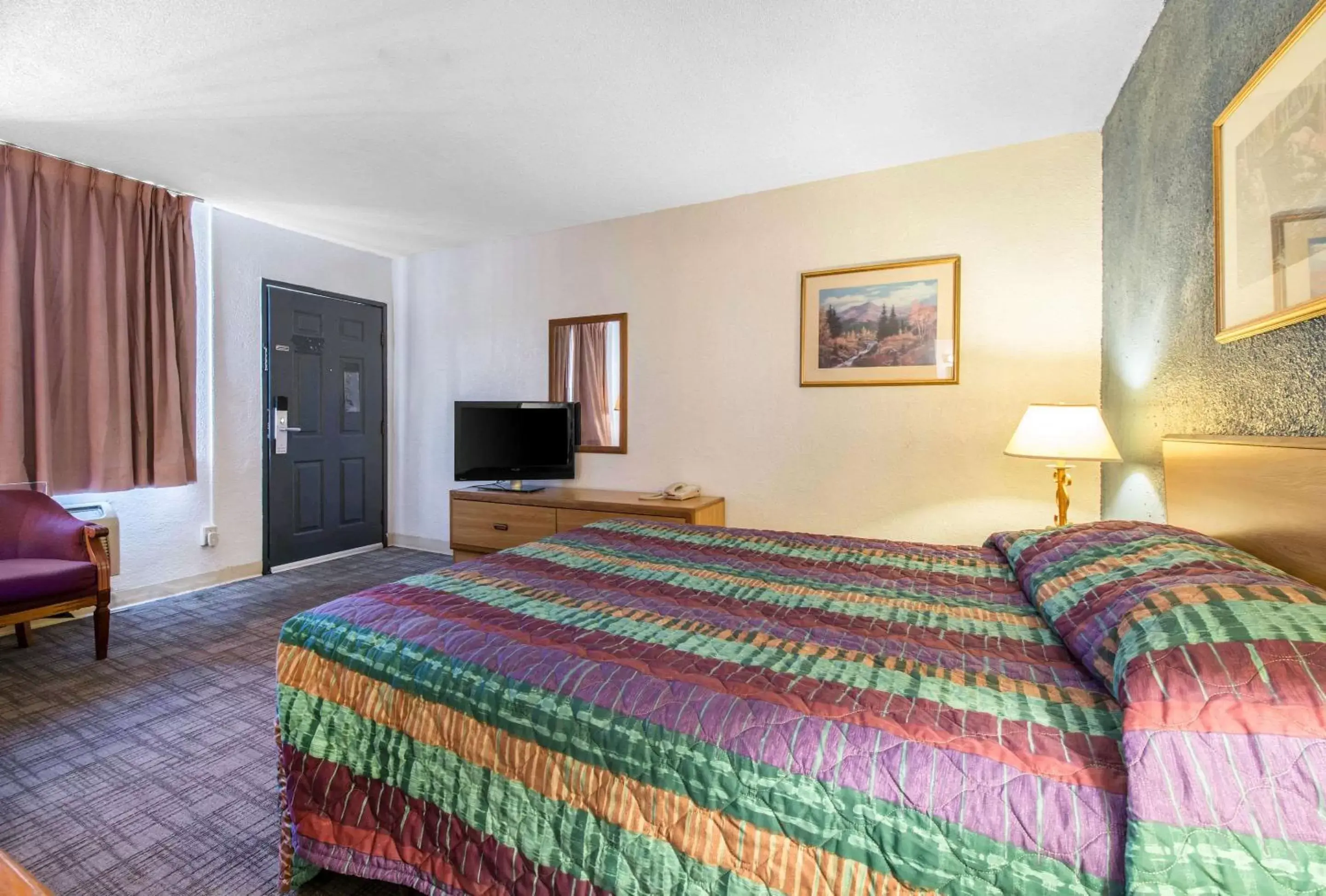 Photo of the whole room, Bed in Rodeway Inn & Suites Colorado Springs